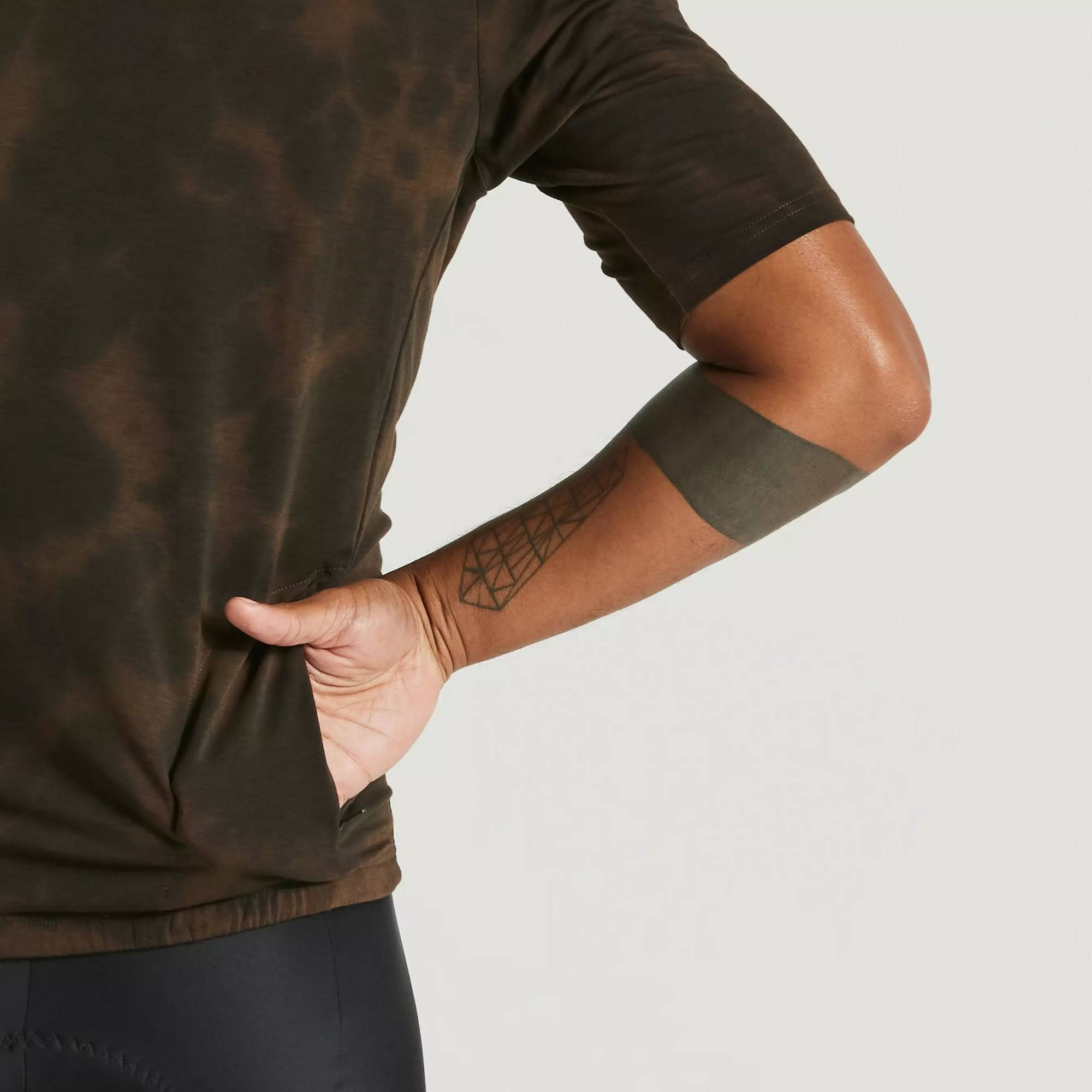 64022-320_APP_ADV-GARMENT-WASH-JERSEY-SS-MEN-DOP-M_DETAIL1 men's adv garment washed short sleeve jersey