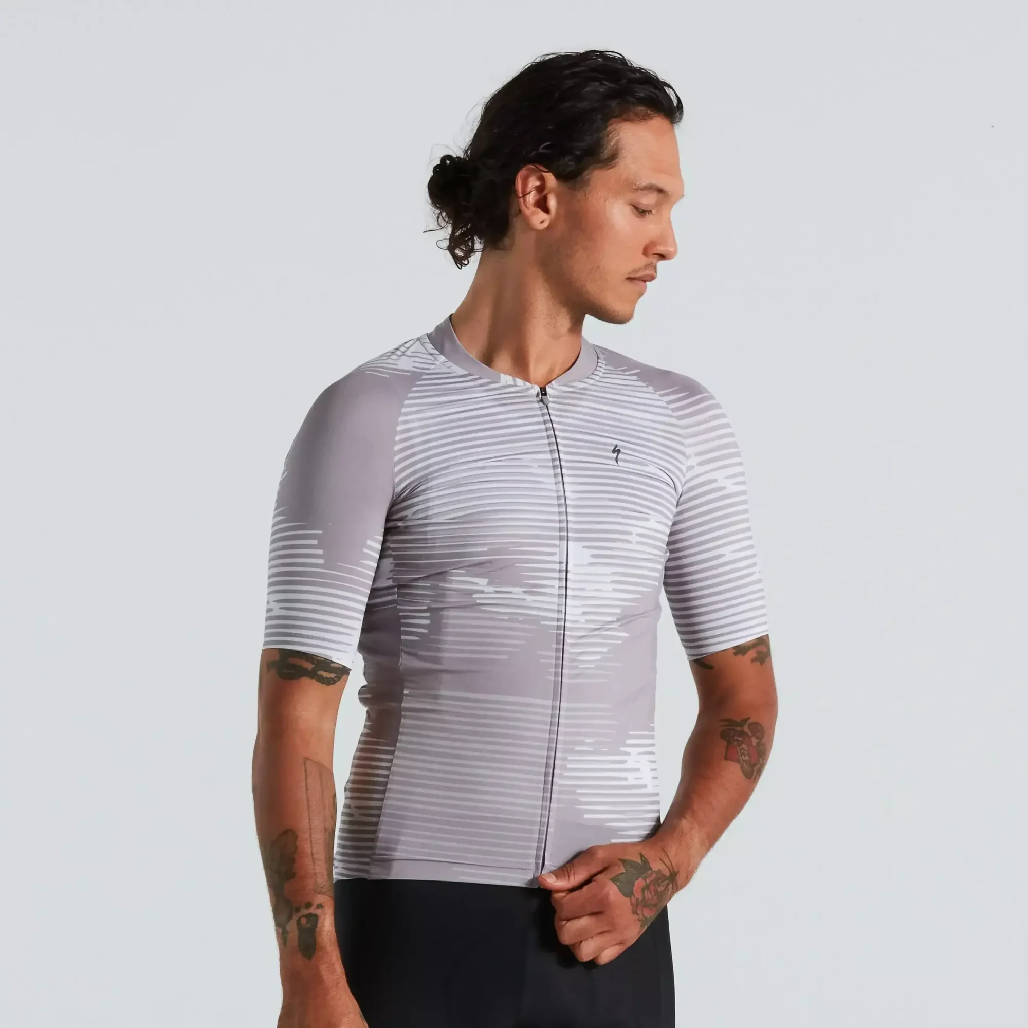 64022-581_APP_SL-BLUR-JERSEY-SS-MEN-SIL-M_FRONT-3-4 men's sl blur short sleeve jersey