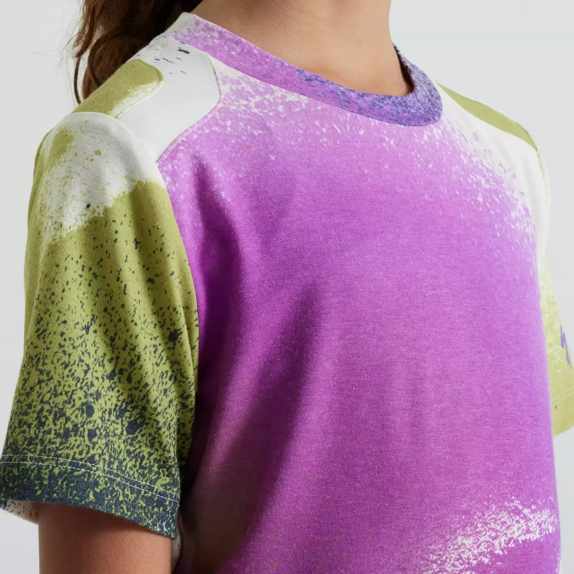 64023-080_APP_TRAIL-JERSEY-SS-YTH-BRCHWHT-MULTI-SPINDRIFT_DETAIL1 youth short sleeve trail jersey (2024)