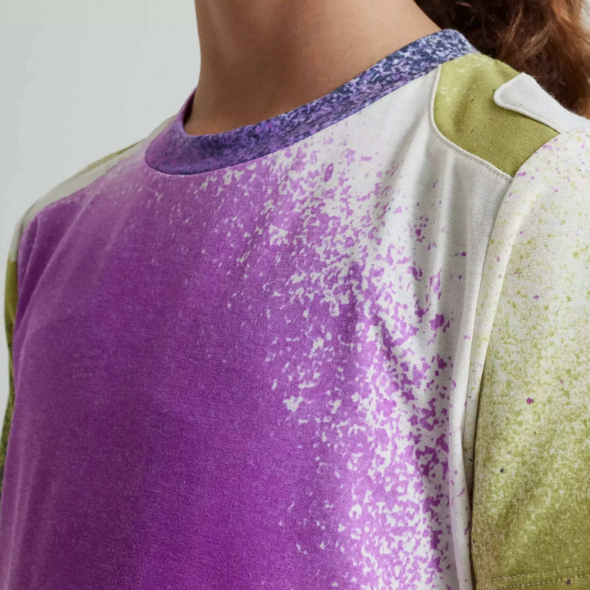 64023-080_APP_TRAIL-JERSEY-SS-YTH-BRCHWHT-MULTI-SPINDRIFT_DETAIL2 youth short sleeve trail jersey (2024)