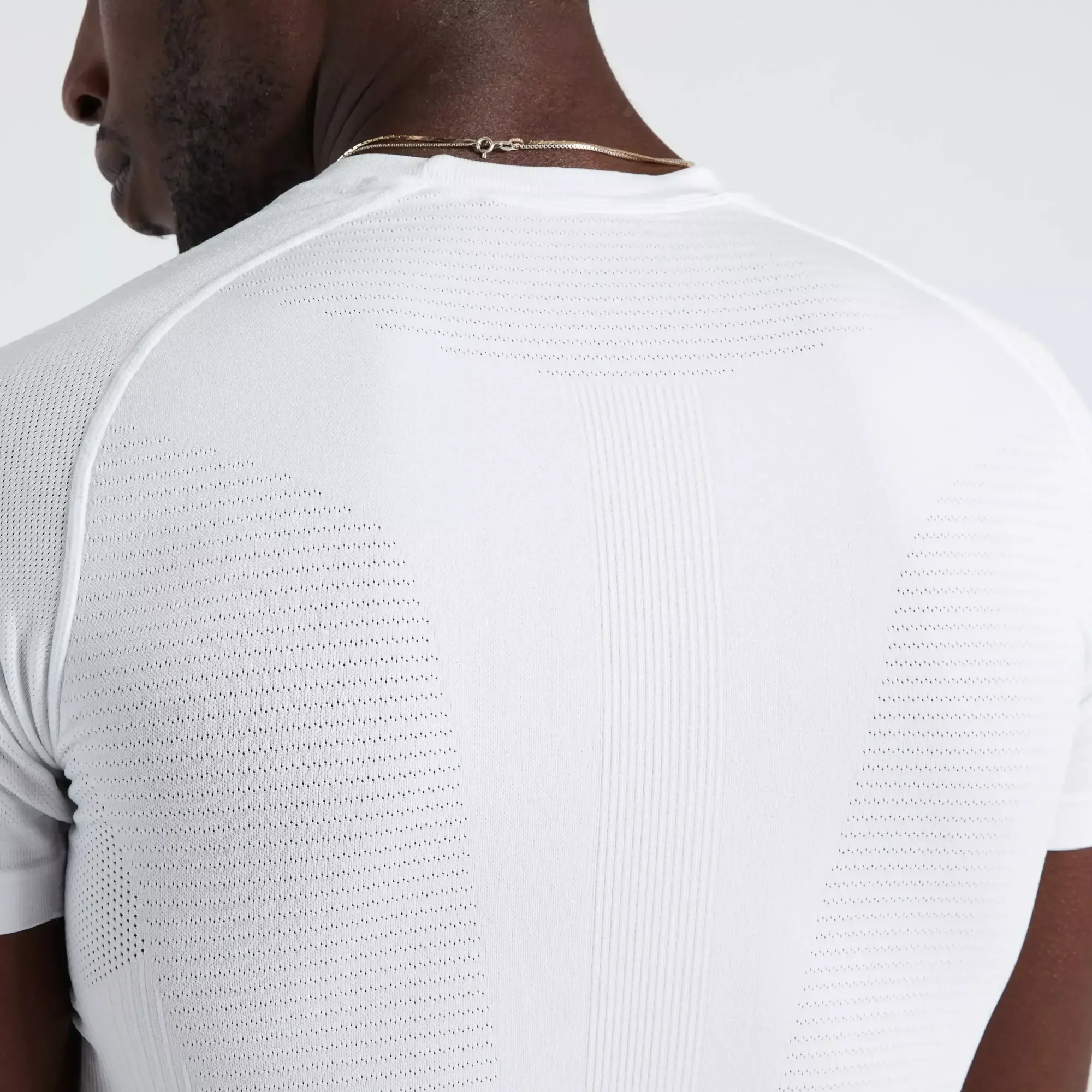 64122-000_APP_SEAMLESS-LIGHT-BASELAYER-SS-MEN-WHT-S-M_DETAIL2 men's seamless light short sleeve base layer