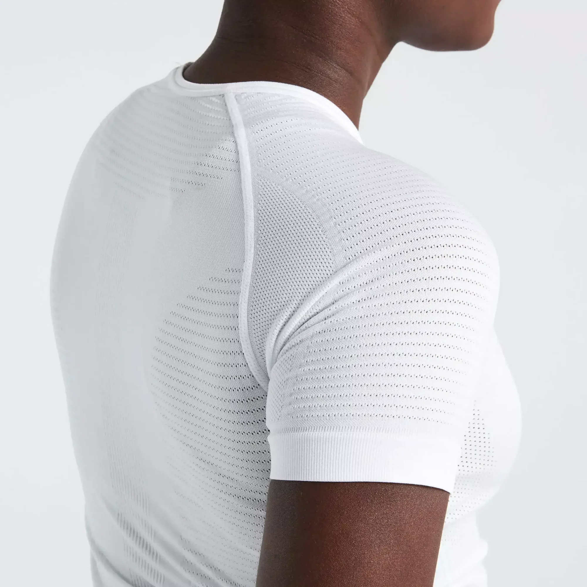 64122-010_APP_SEAMLESS-LIGHT-BASELAYER-SS-WMN-WHT-S-M_DETAIL2 women's seamless light short sleeve base layer