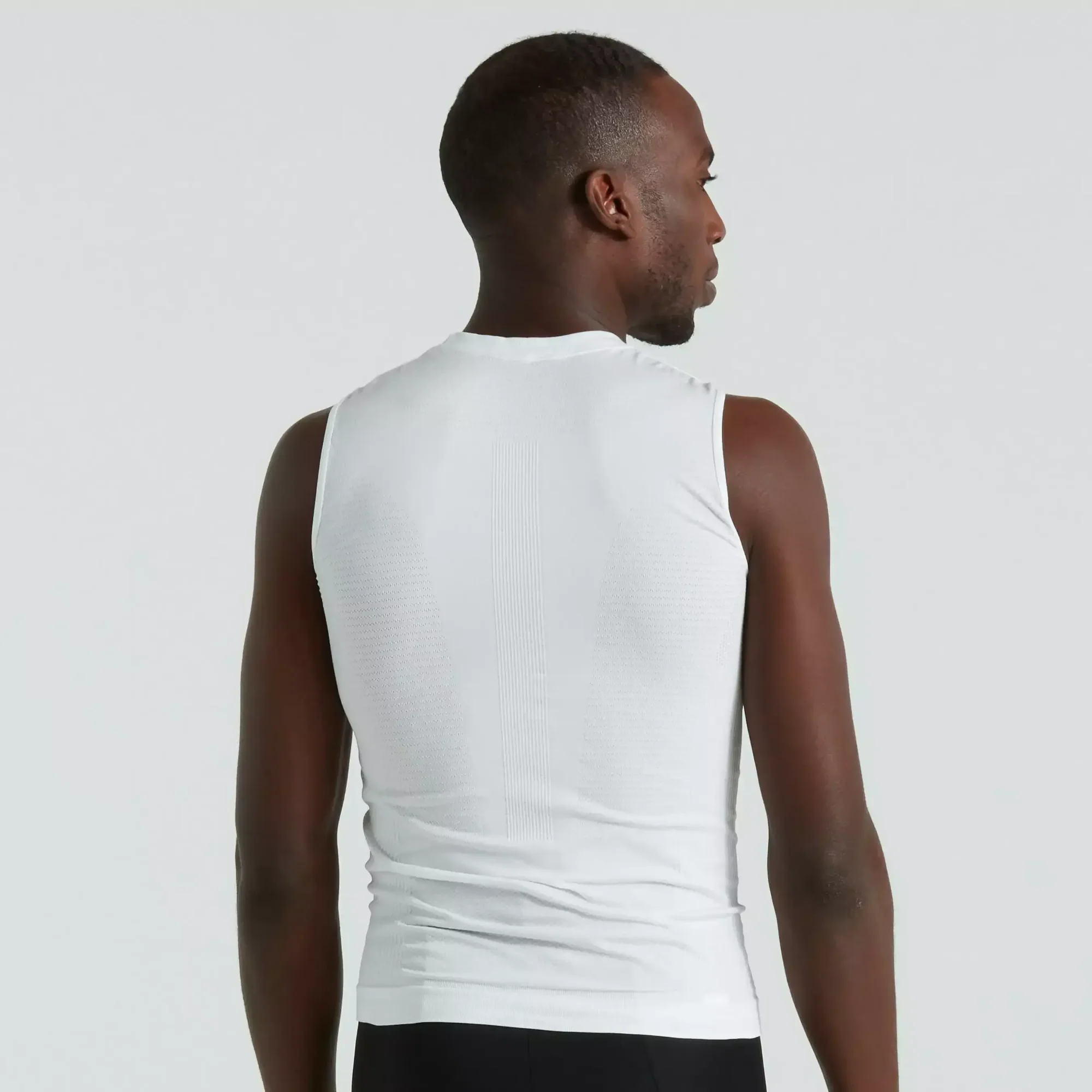 64122-020_APP_SEAMLESS-LIGHT-BASELAYER-SVL-MEN-WHT-S-M_BACK men's seamless light sleeveless base layer