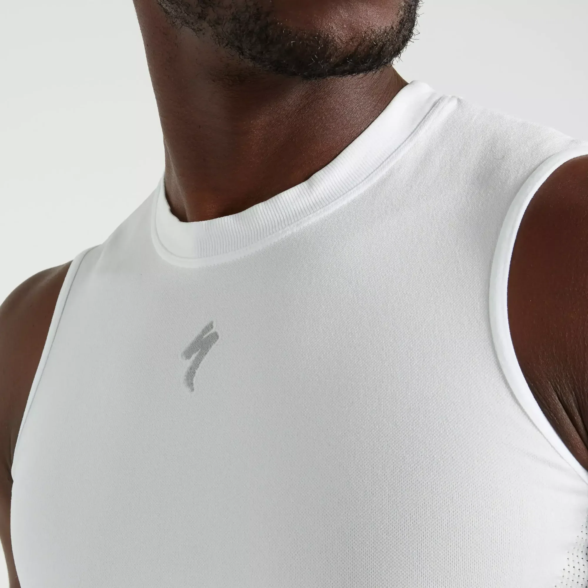 64122-020_APP_SEAMLESS-LIGHT-BASELAYER-SVL-MEN-WHT-S-M_DETAIL1 men's seamless light sleeveless base layer