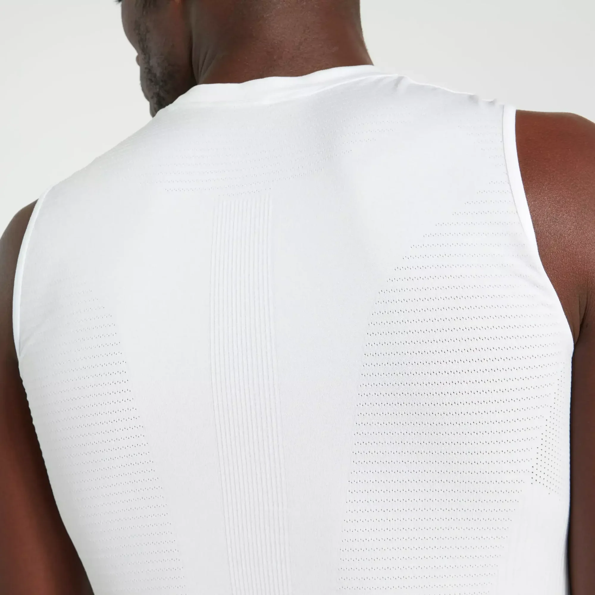 64122-020_APP_SEAMLESS-LIGHT-BASELAYER-SVL-MEN-WHT-S-M_DETAIL2 men's seamless light sleeveless base layer