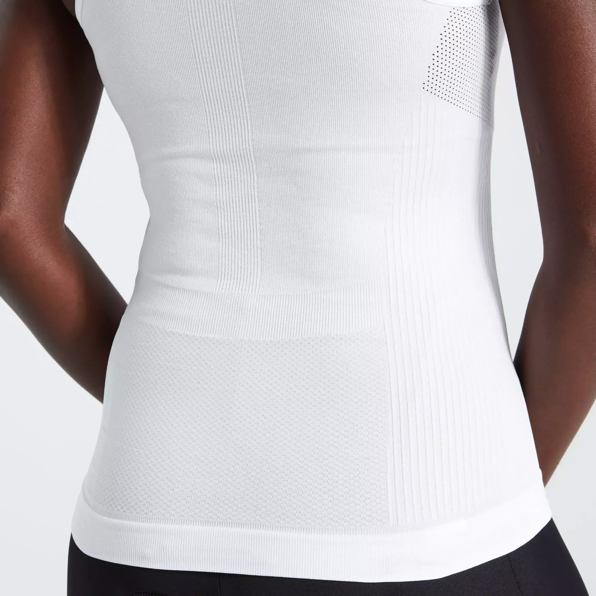 64122-030_APP_SEAMLESS-LIGHT-BASELAYER-SVL-WMN-WHT-S-M_DETAIL2 women's seamless light sleeveless base layer