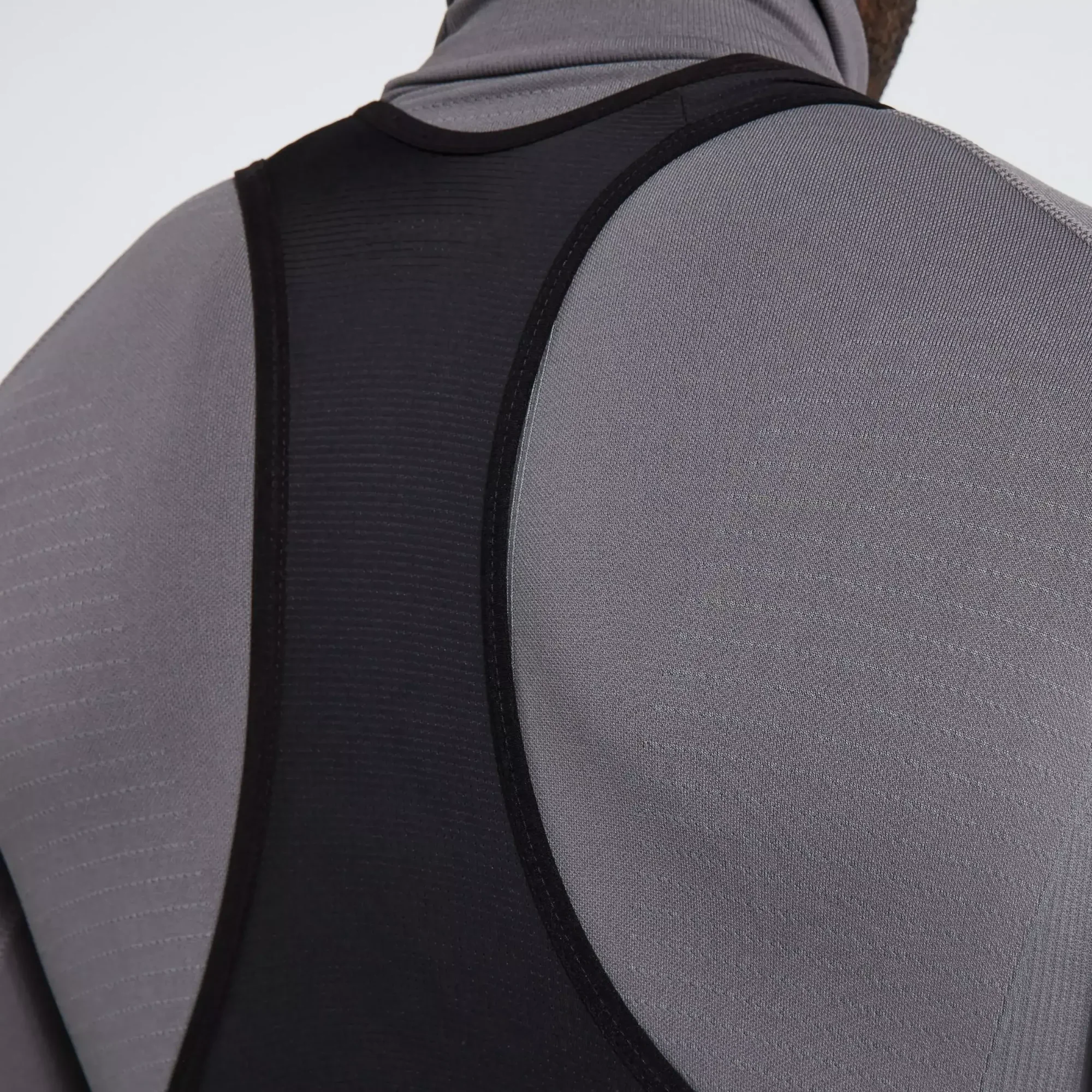 64122-040_APP_SEAMLESS-ROLL-NECK-BASELAYER-LS-MEN-GRY-S-M_DETAIL2 men's seamless roll neck long sleeve base layer