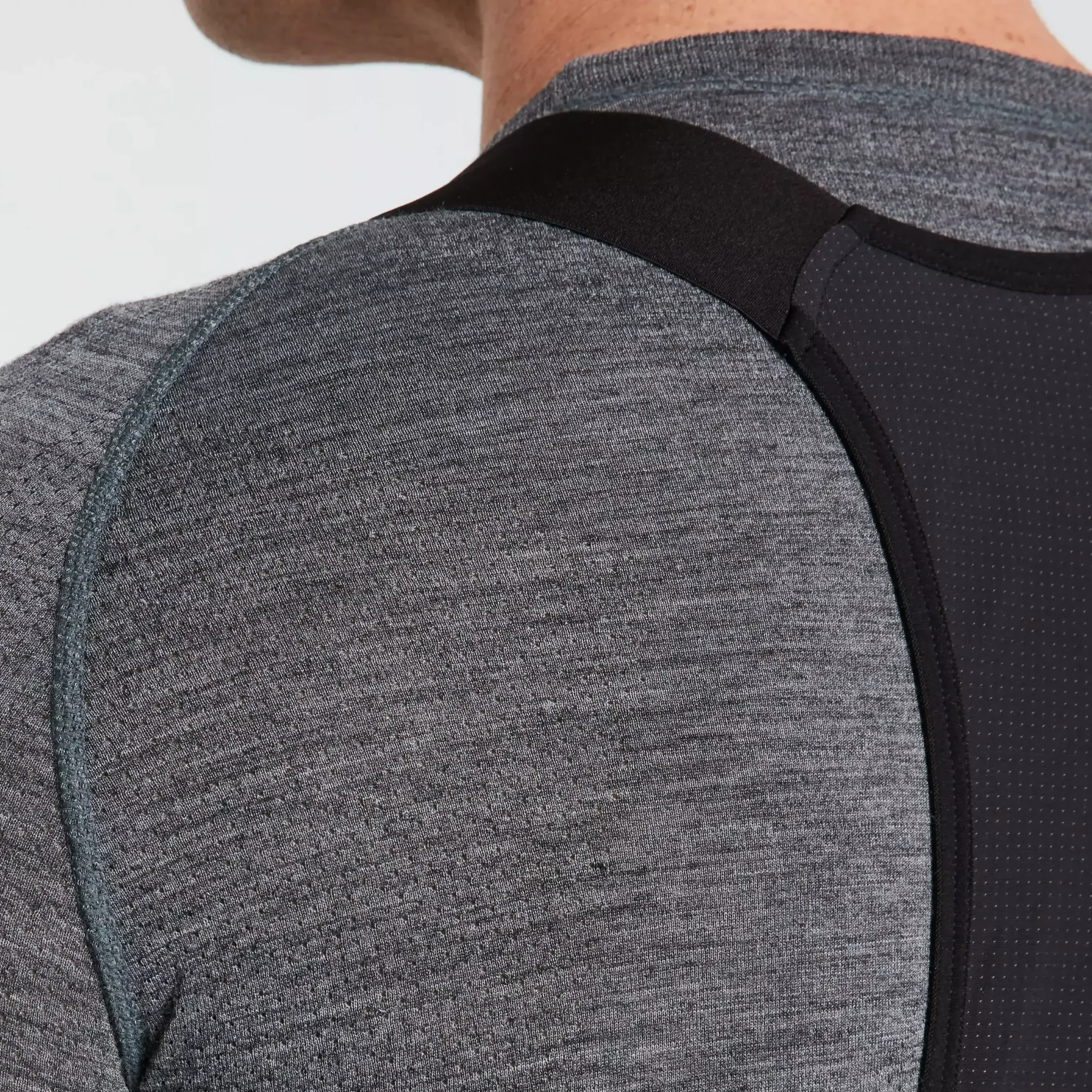 64122-050_APP_SEAMLESS-MERINO-BASELAYER-LS-MEN-GRY-S-M_DETAIL2 men's merino seamless long sleeve base layer