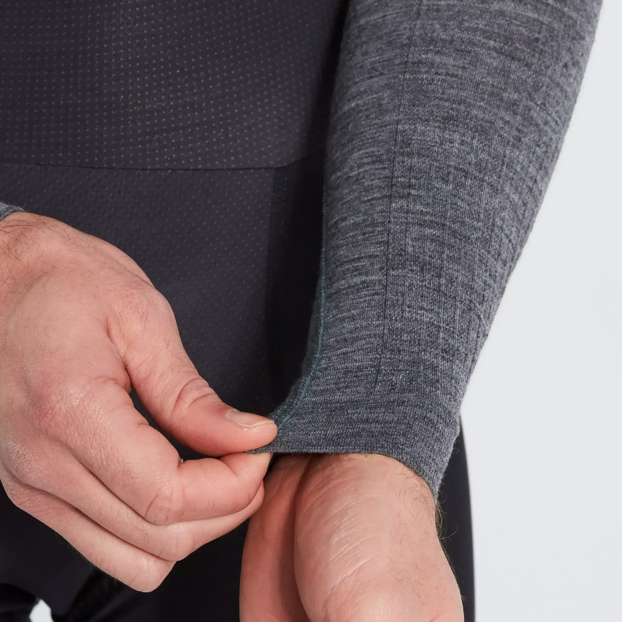 64122-050_APP_SEAMLESS-MERINO-BASELAYER-LS-MEN-GRY-S-M_DETAIL3 men's merino seamless long sleeve base layer