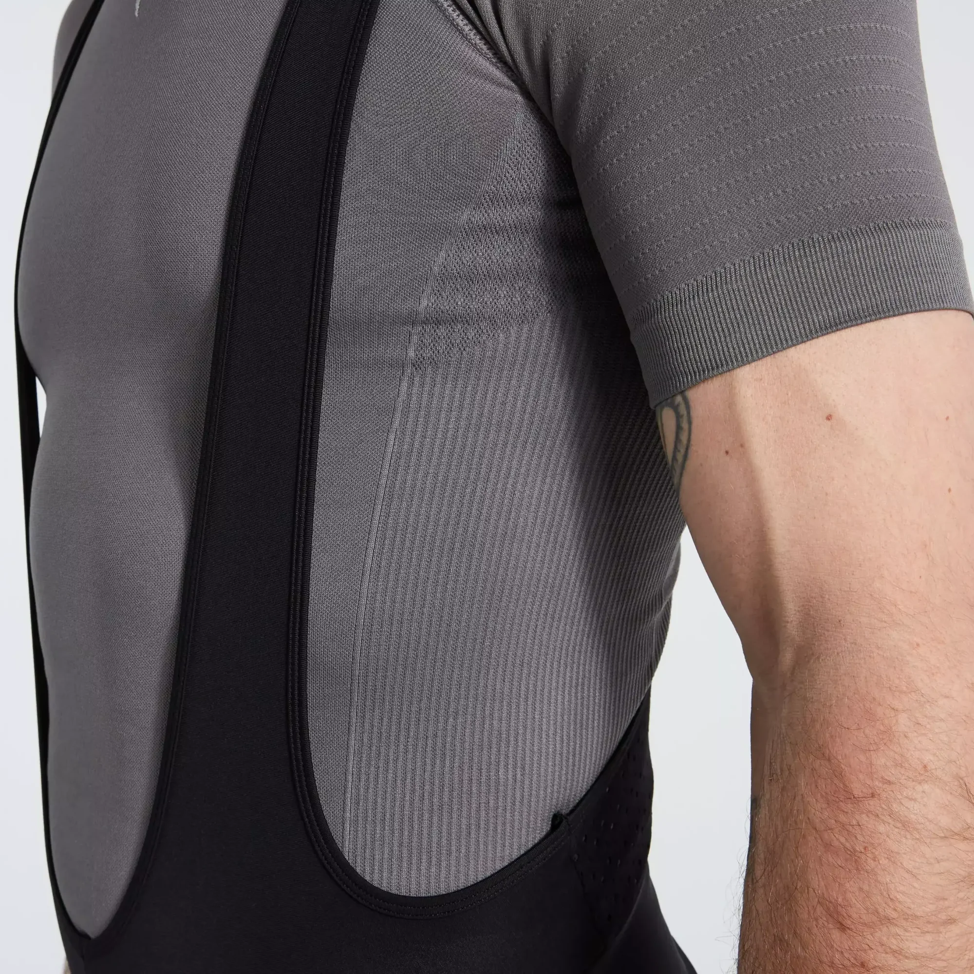 64122-085_APP_SEAMLESS-BASELAYER-SS-MEN-GRY-S-M_DETAIL2 men’s seamless short sleeve base layer