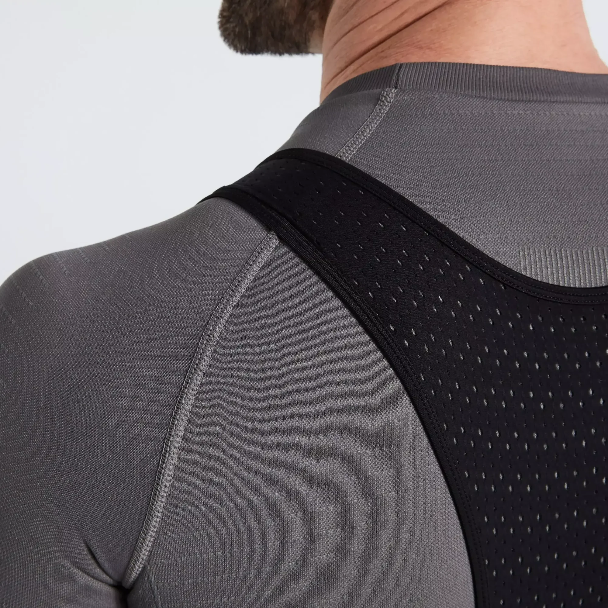 64122-085_APP_SEAMLESS-BASELAYER-SS-MEN-GRY-S-M_DETAIL3 men’s seamless short sleeve base layer