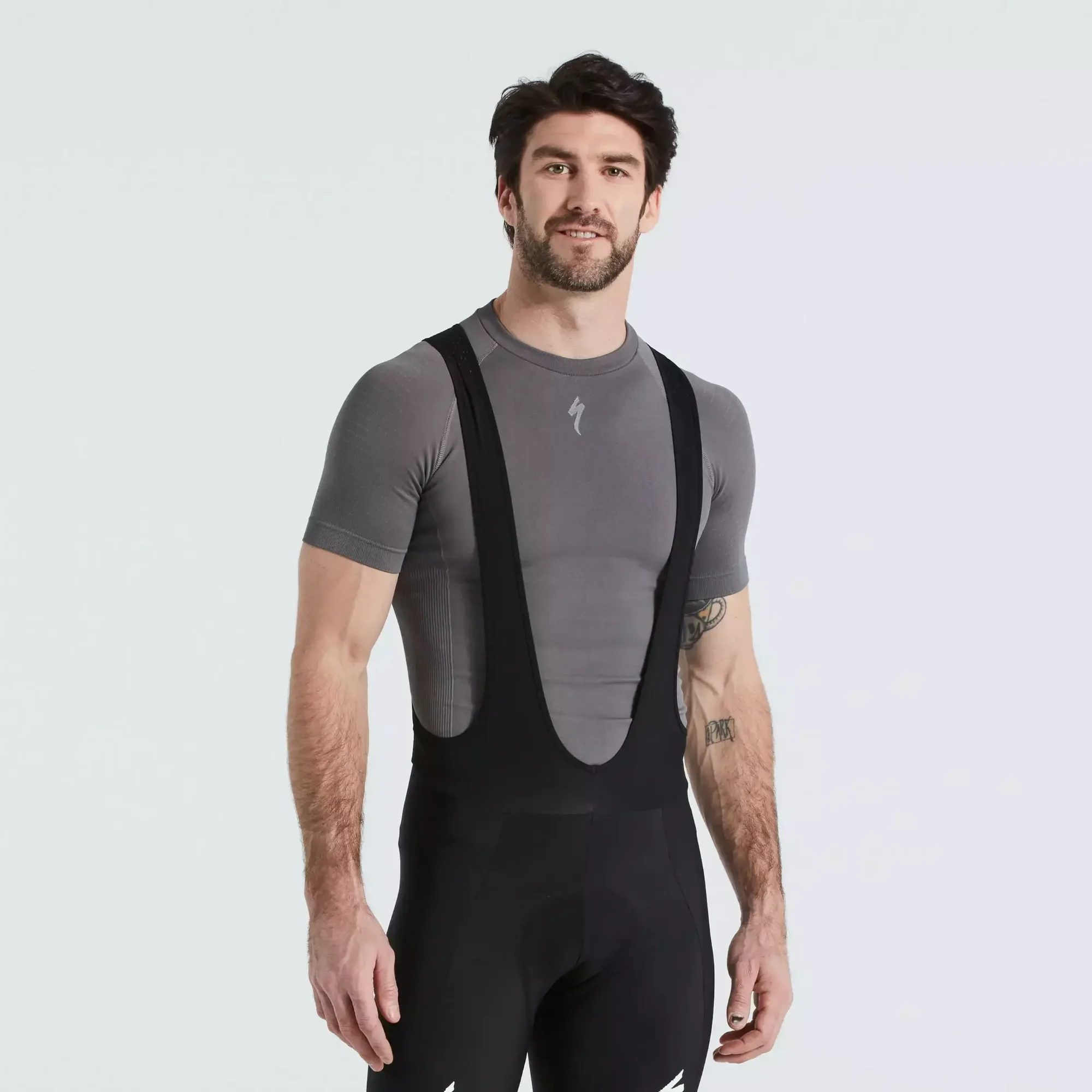 64122-085_APP_SEAMLESS-BASELAYER-SS-MEN-GRY-S-M_FRONT-3-4 men’s seamless short sleeve base layer