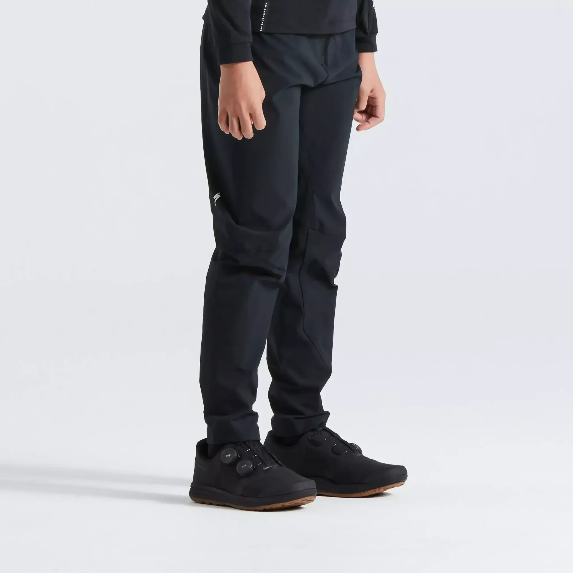 64221-070_APP_TRAIL-PANT-YTH-BLK-M_FRONT-3-4 64221 070 app trail pant yth blk m front 3 4