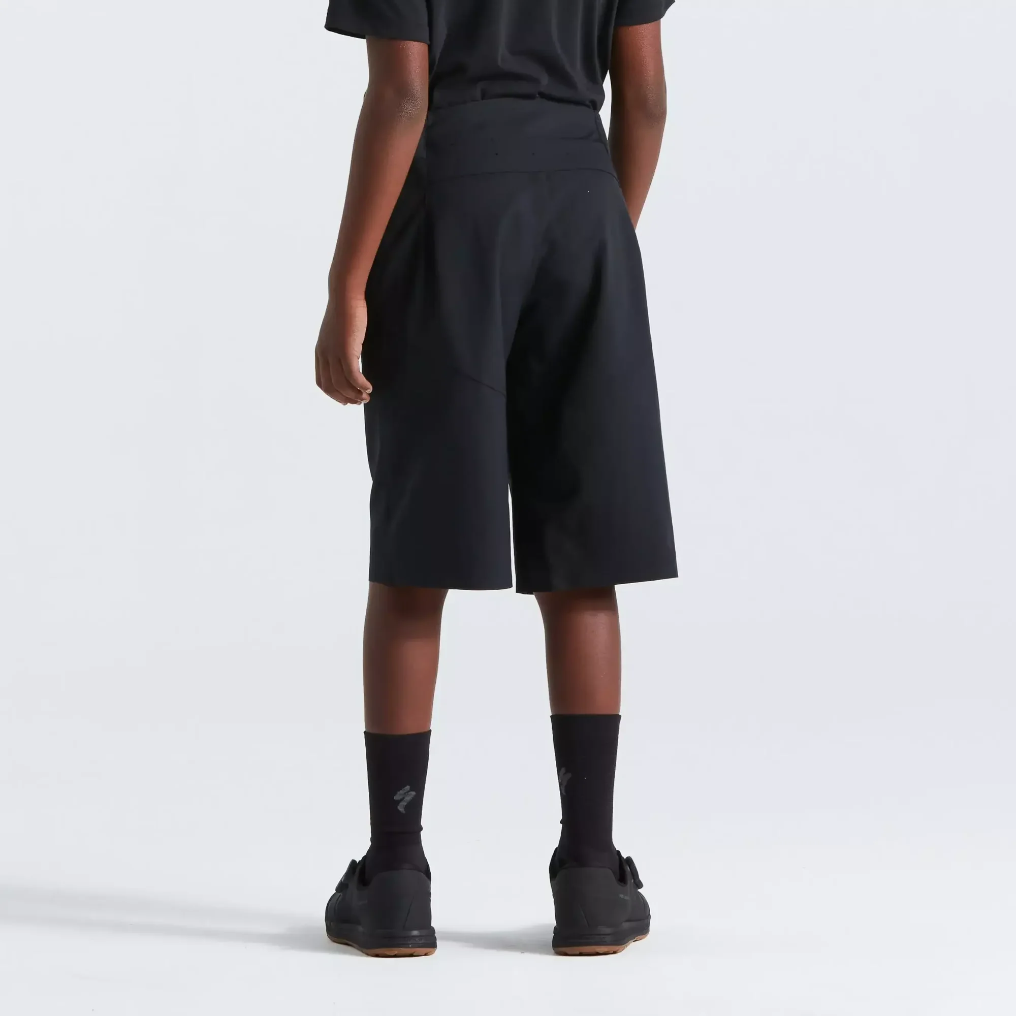 64221-650_APP_TRAIL-SHORT-YTH-BLK-M_BACK youth trail short