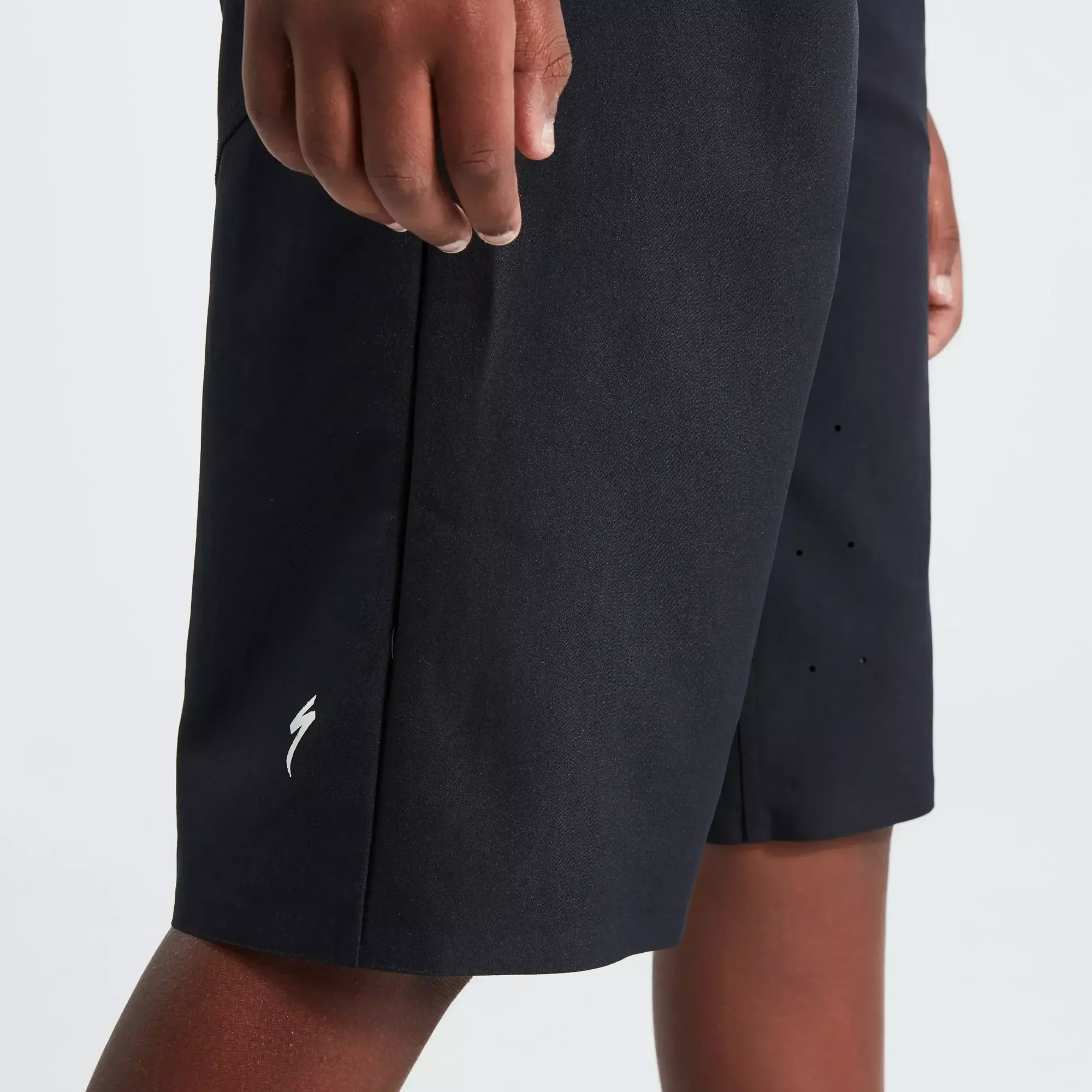 64221-650_APP_TRAIL-SHORT-YTH-BLK-M_DETAIL1 youth trail short