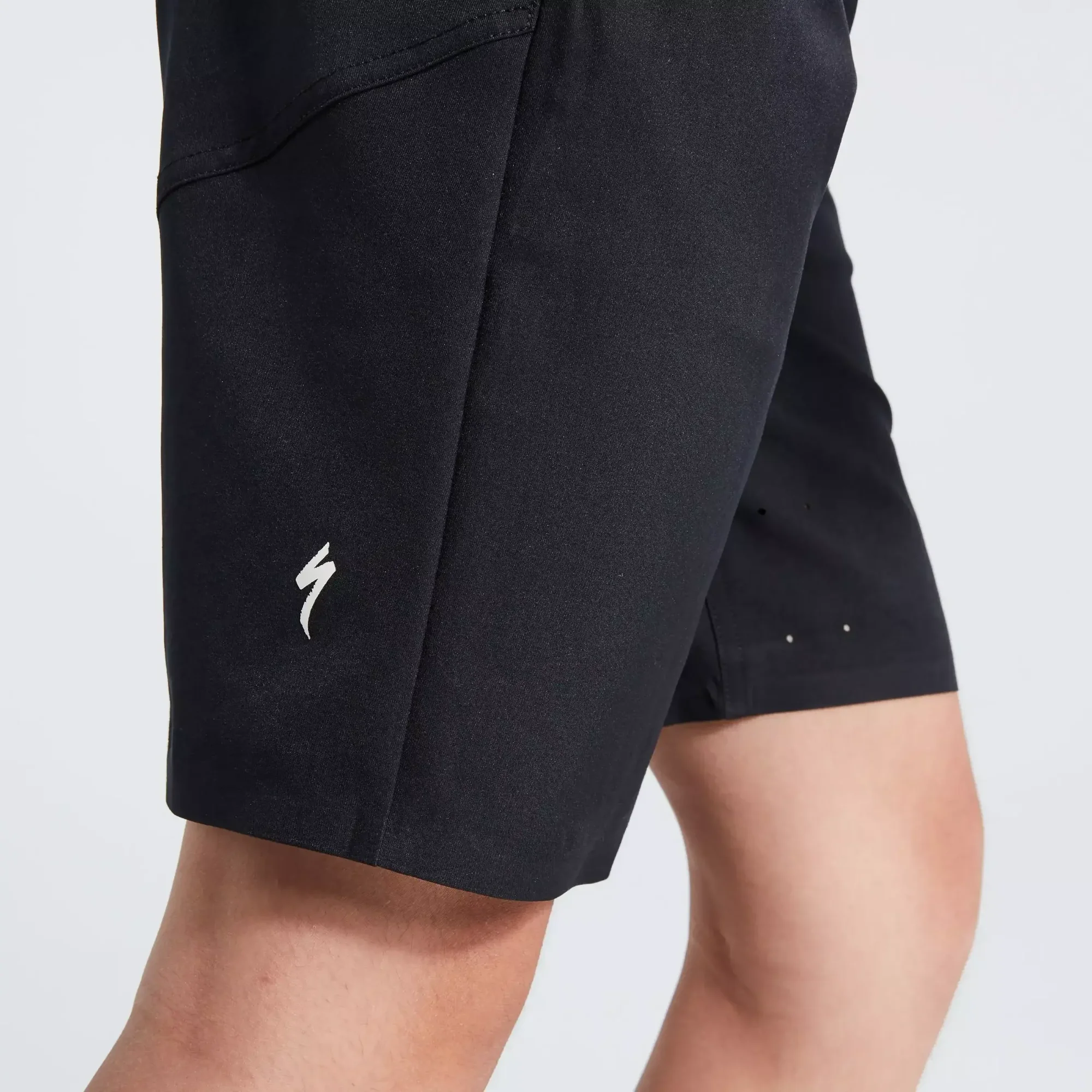 64221-650_APP_TRAIL-SHORT-YTH-BLK-M_DETAIL2 youth trail short