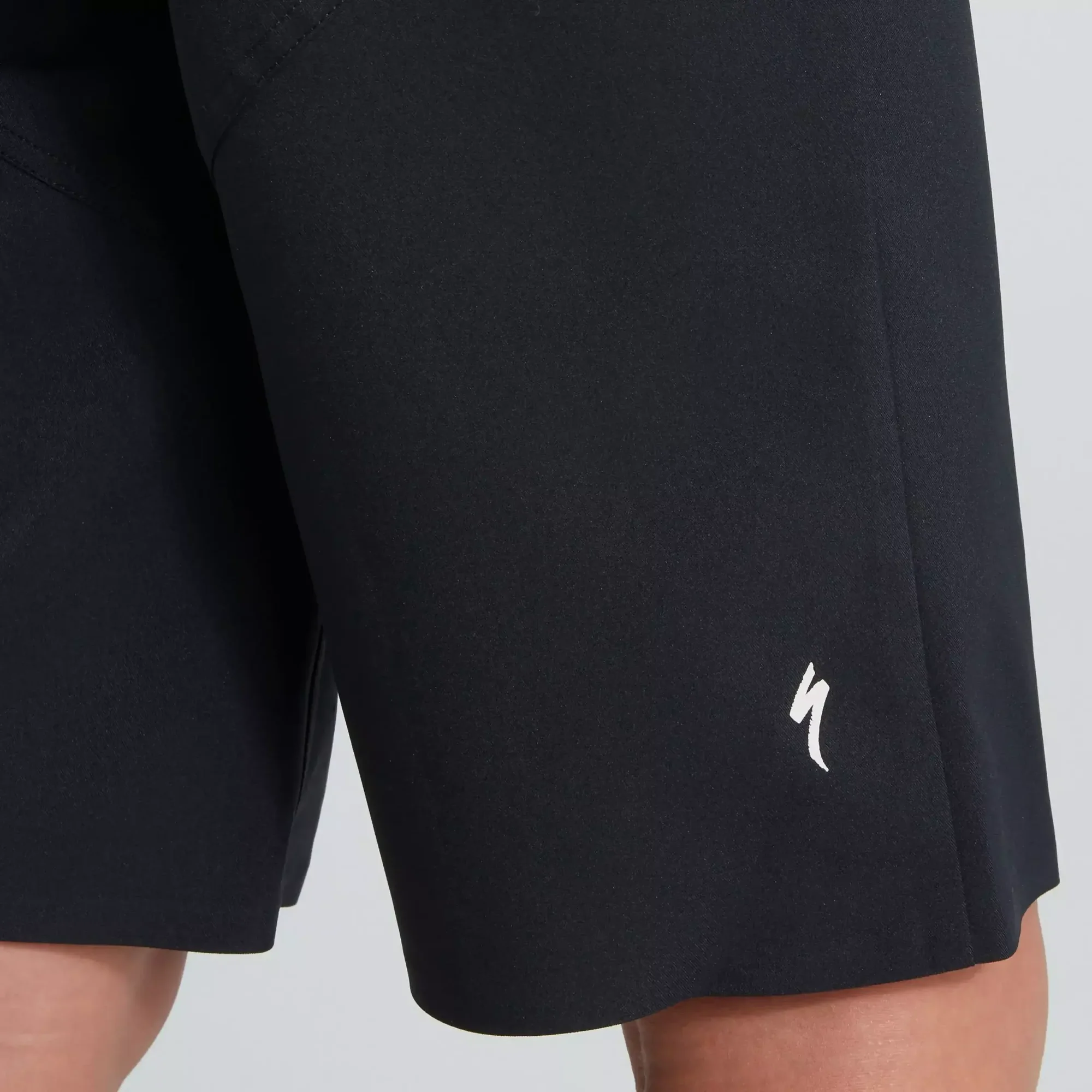 64221-650_APP_TRAIL-SHORT-YTH-BLK-M_DETAIL3 youth trail short