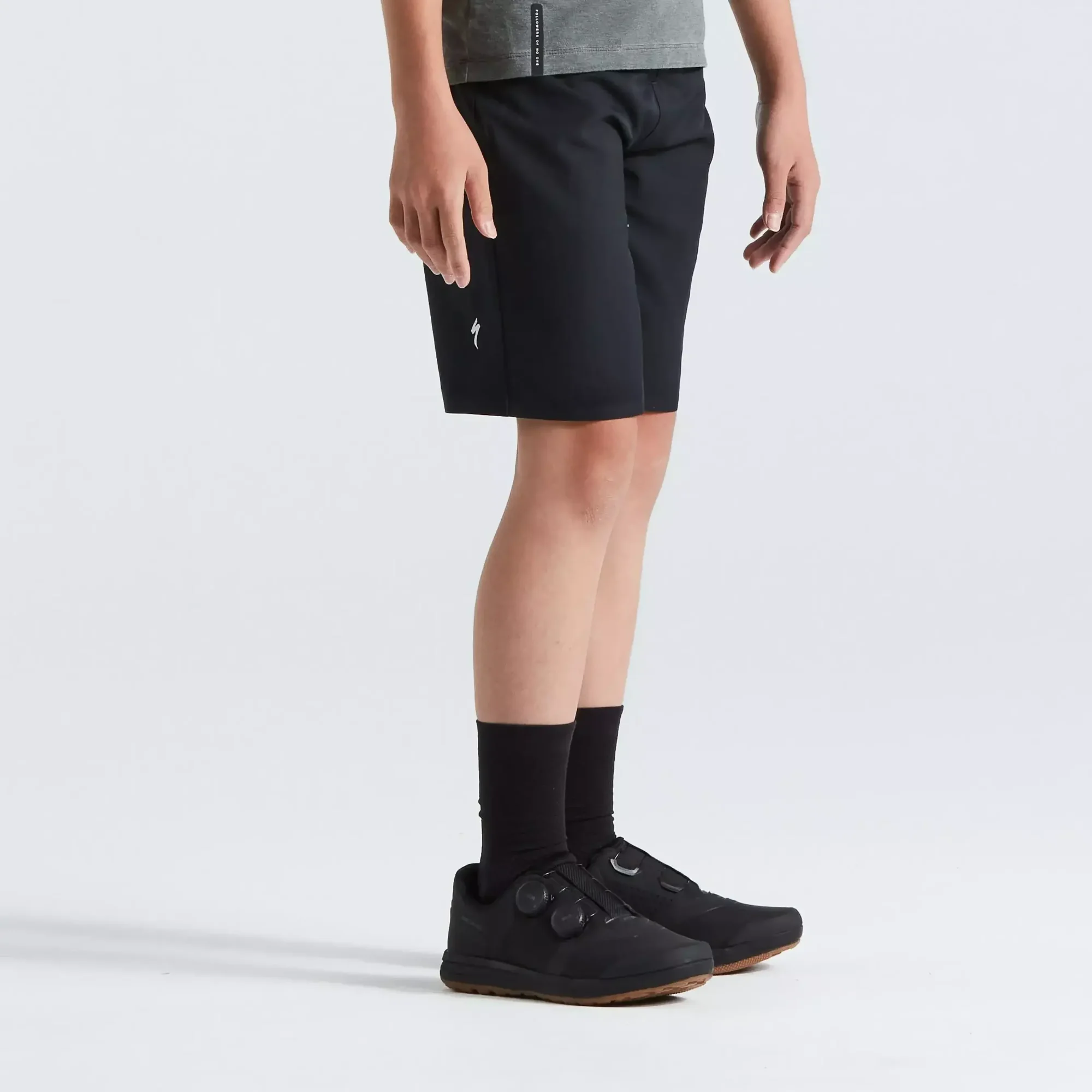 64221-650_APP_TRAIL-SHORT-YTH-BLK-M_FRONT-3-4 64221 650 app trail short yth blk m front 3 4