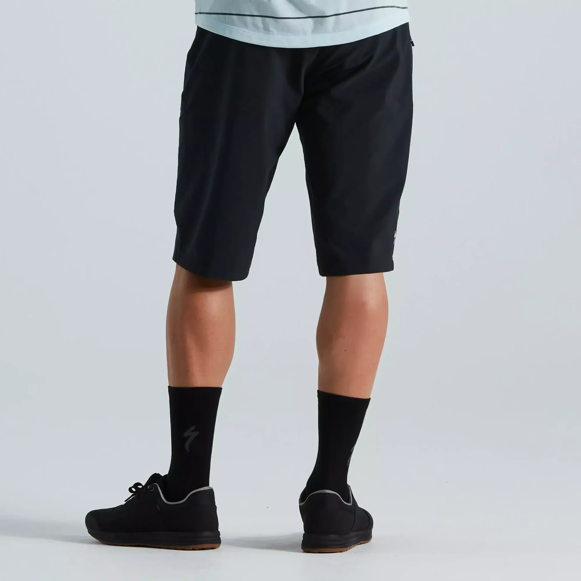 64221-6603_APP_TRAIL-CARGO-SHORT-MEN-BLK-32_BACK men's trail cargo shorts