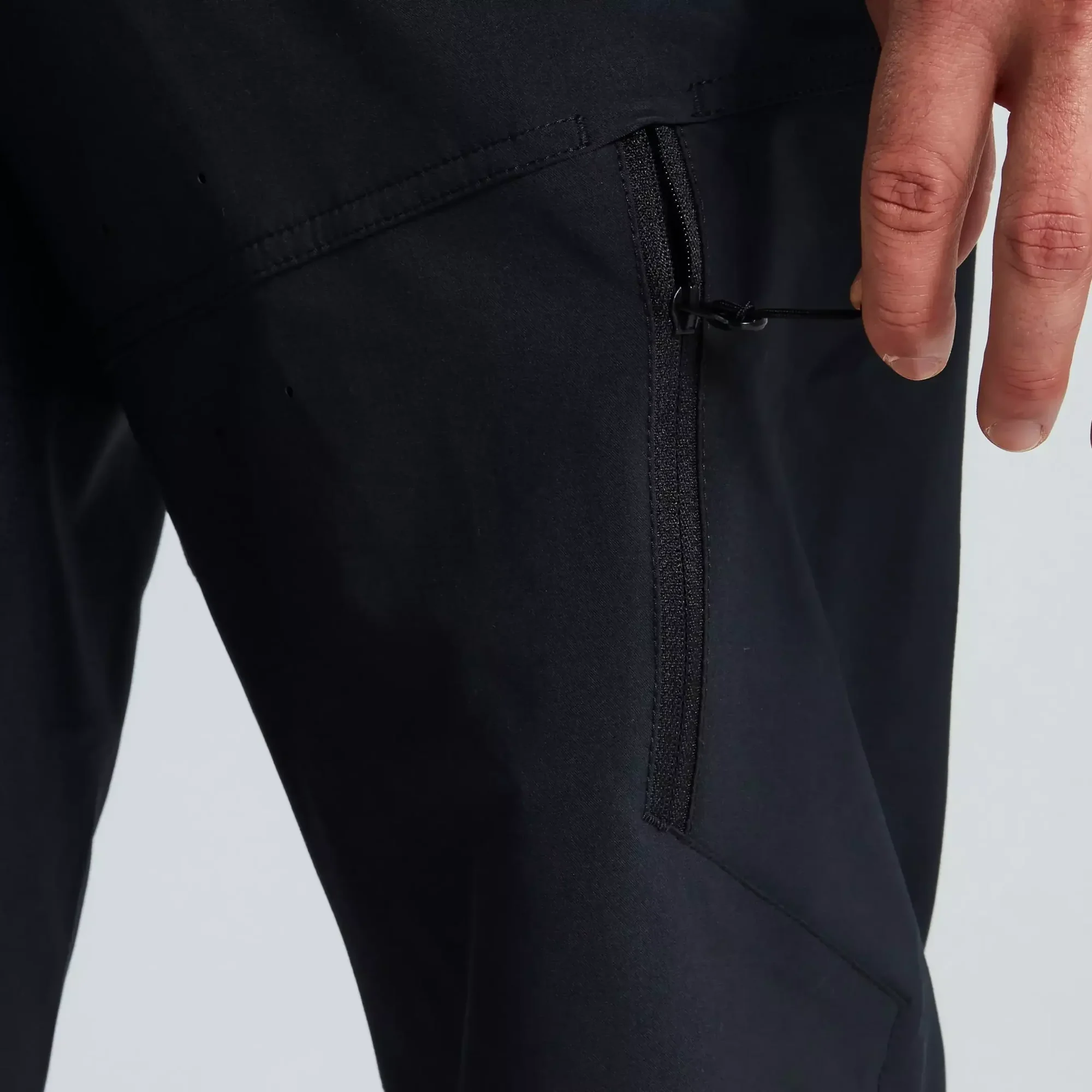 64221-6603_APP_TRAIL-CARGO-SHORT-MEN-BLK-32_DETAIL2 men's trail cargo shorts