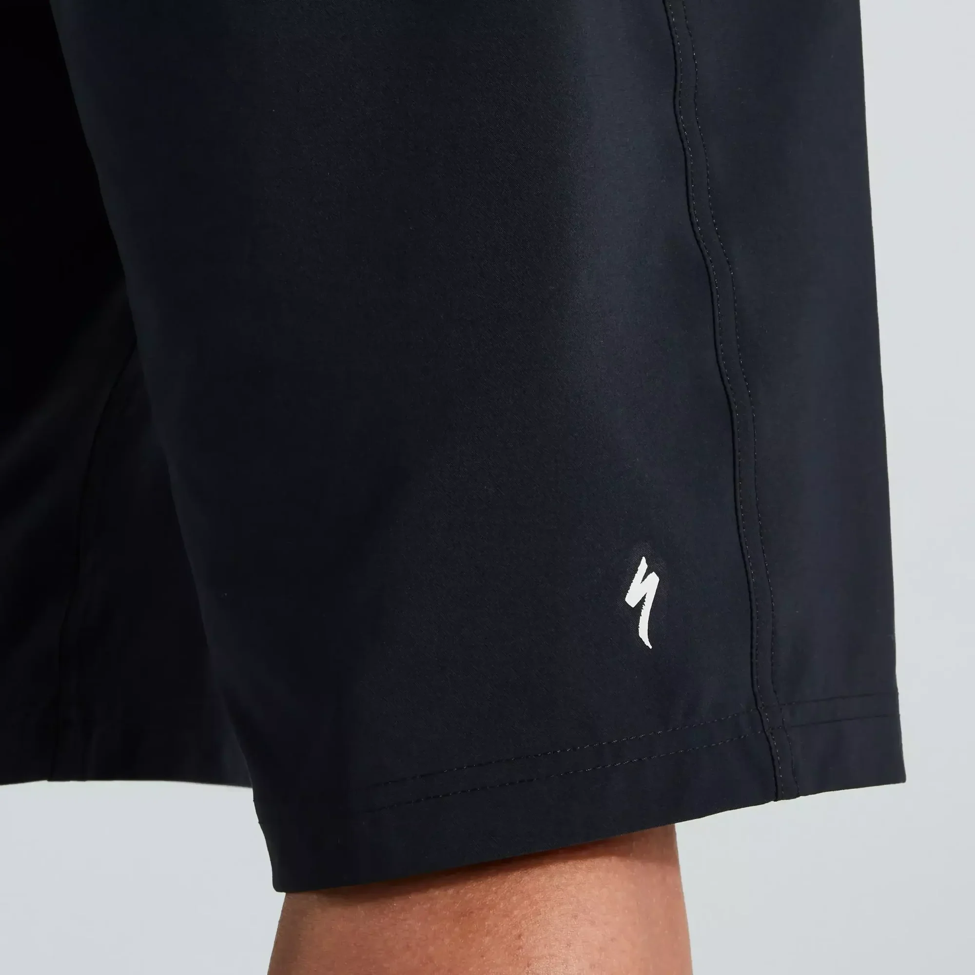 64221-6603_APP_TRAIL-CARGO-SHORT-MEN-BLK-32_DETAIL3 men's trail cargo shorts