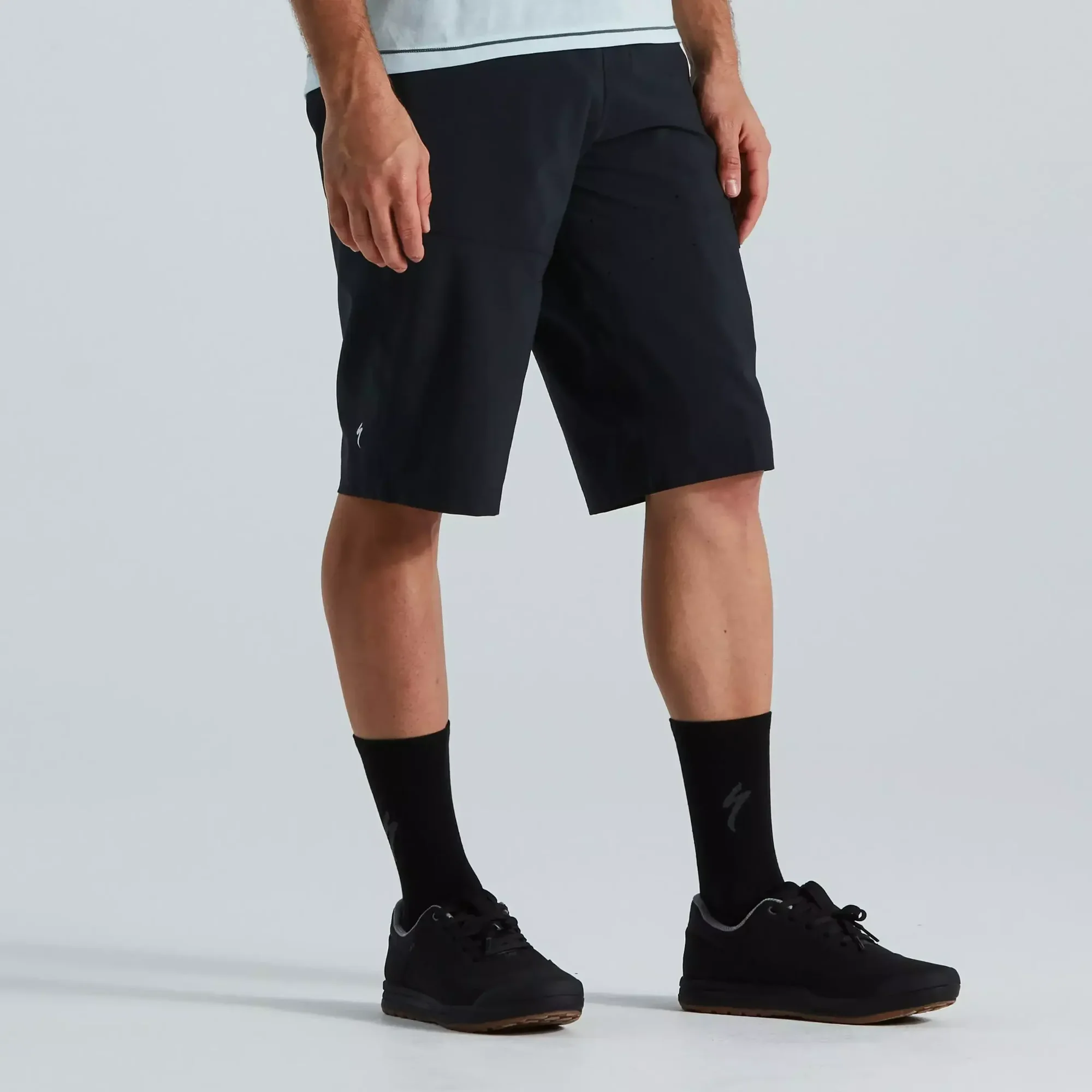 64221-6603_APP_TRAIL-CARGO-SHORT-MEN-BLK-32_FRONT-3-4 men's trail cargo shorts
