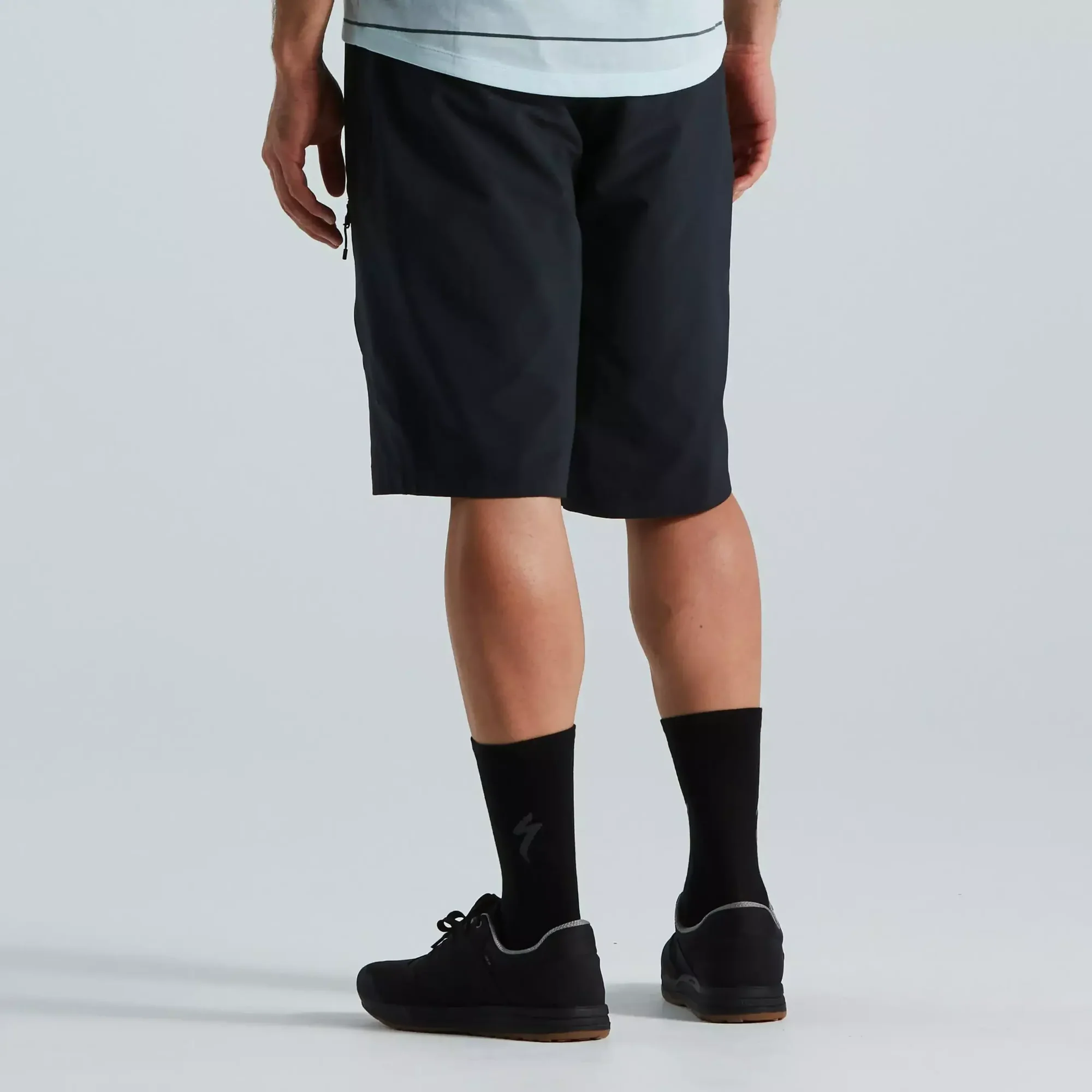 64221-6603_APP_TRAIL-CARGO-SHORT-MEN-BLK-32_REAR-3-4 men's trail cargo shorts