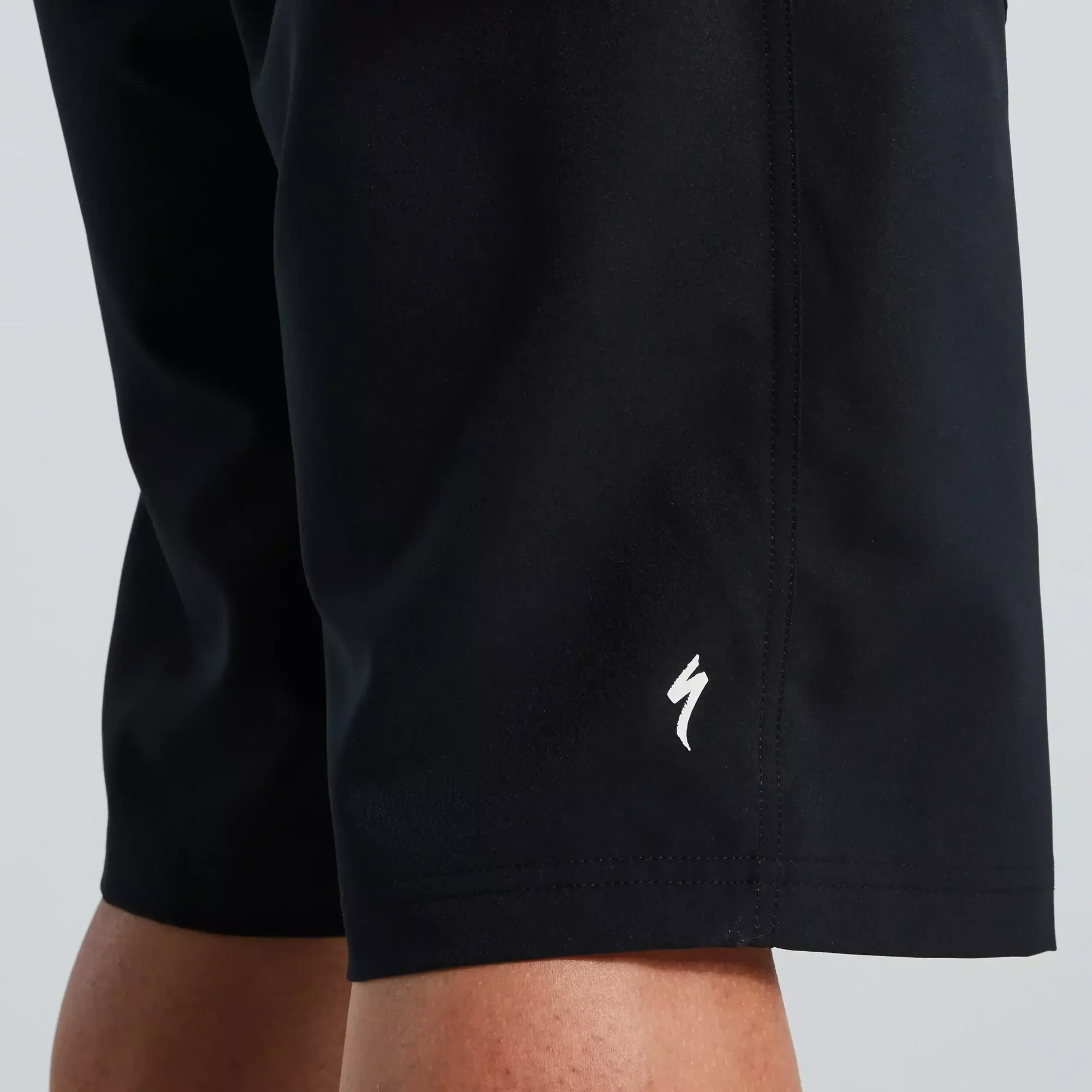 64221-8003_APP_TRAIL-SHORT-W-LINER-MEN-BLK-32_DETAIL3 men's trail shorts with liner