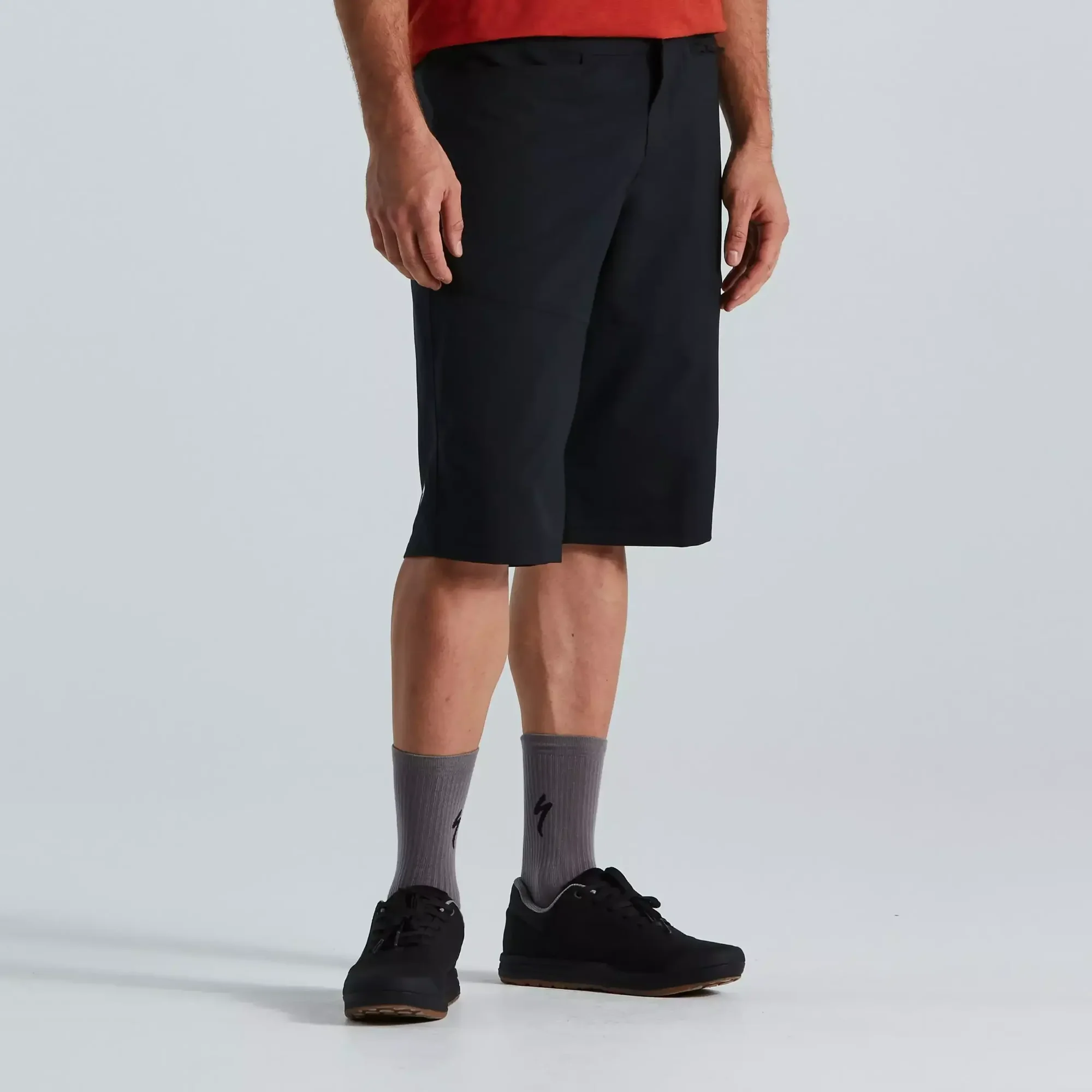 64221-8003_APP_TRAIL-SHORT-W-LINER-MEN-BLK-32_FRONT-3-4 men's trail shorts with liner