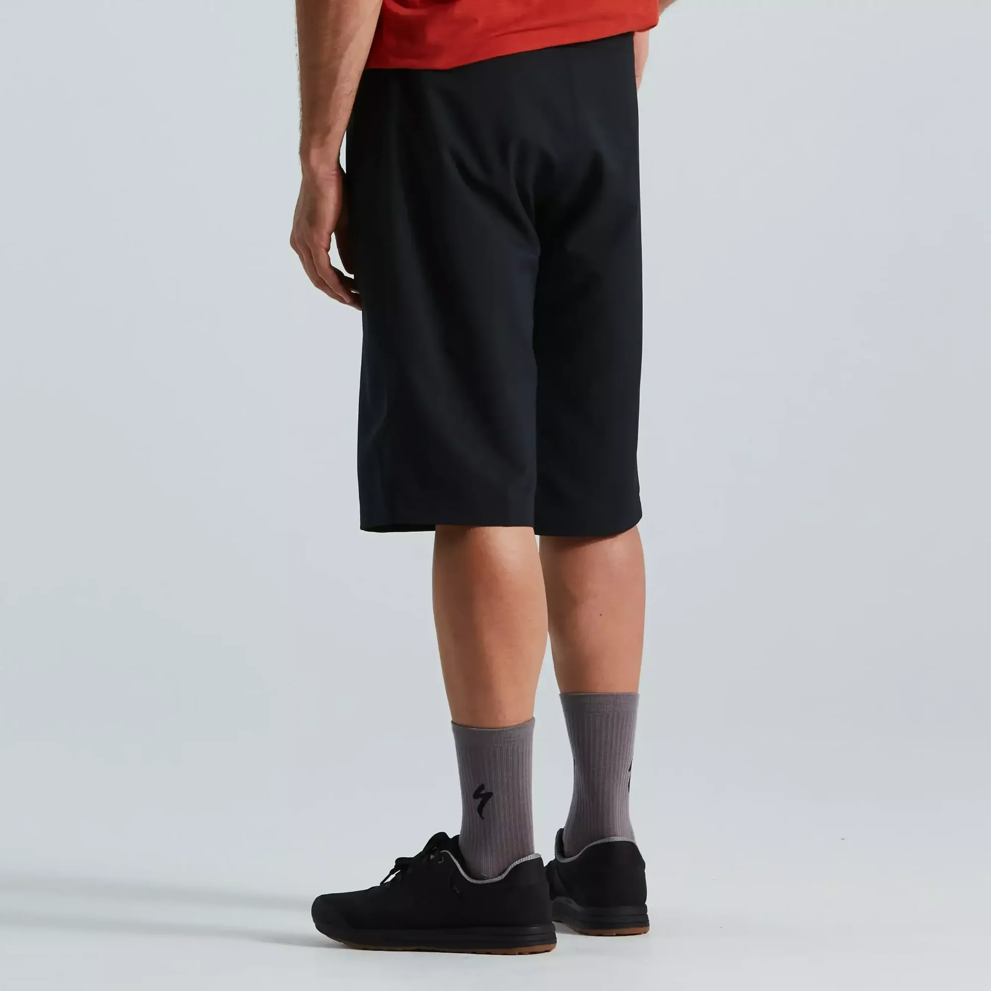 64221-8003_APP_TRAIL-SHORT-W-LINER-MEN-BLK-32_REAR-3-4 men's trail shorts with liner