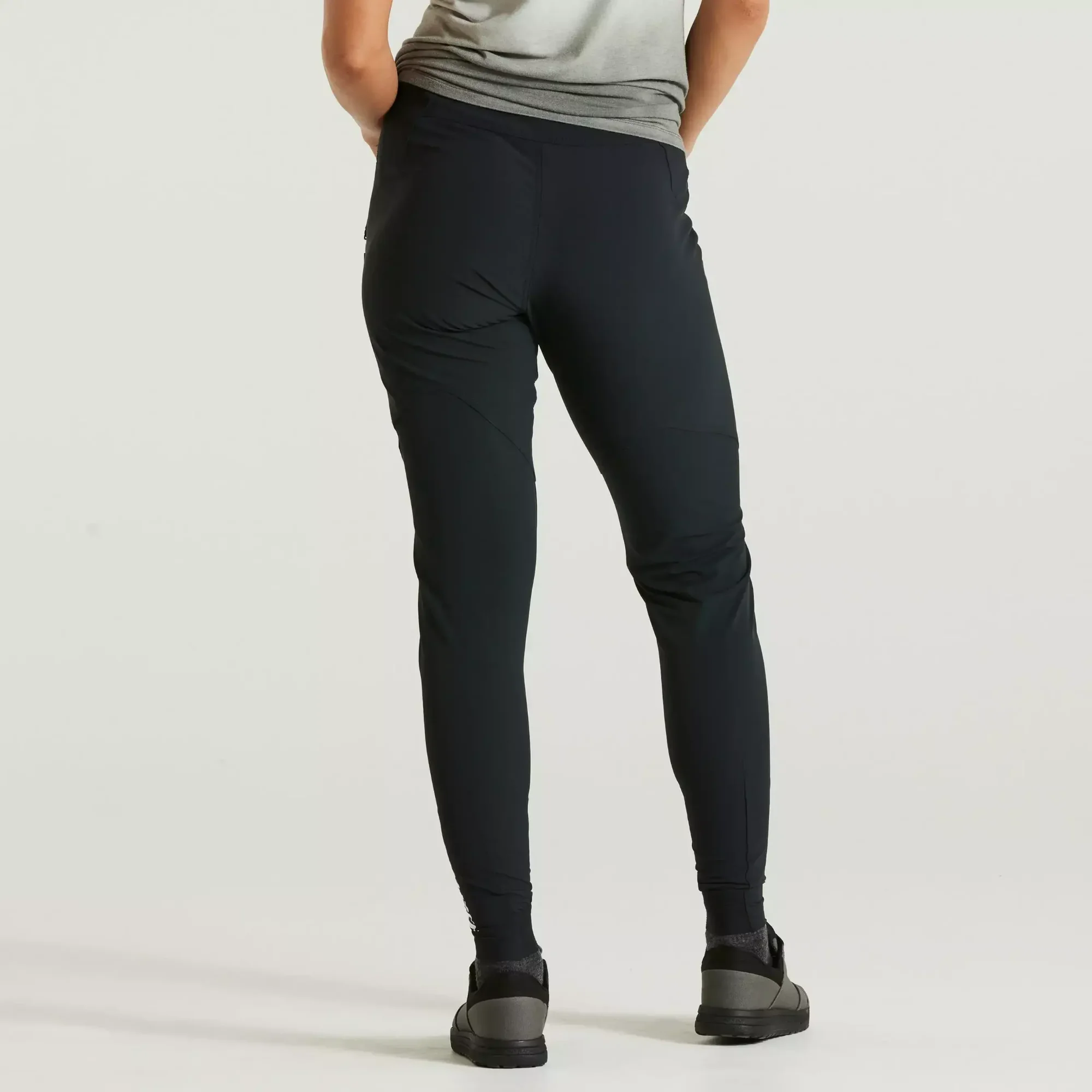 64222-080_APP_TRAIL-LOGO-PANTS-BLK-32_BACK trail logo pants