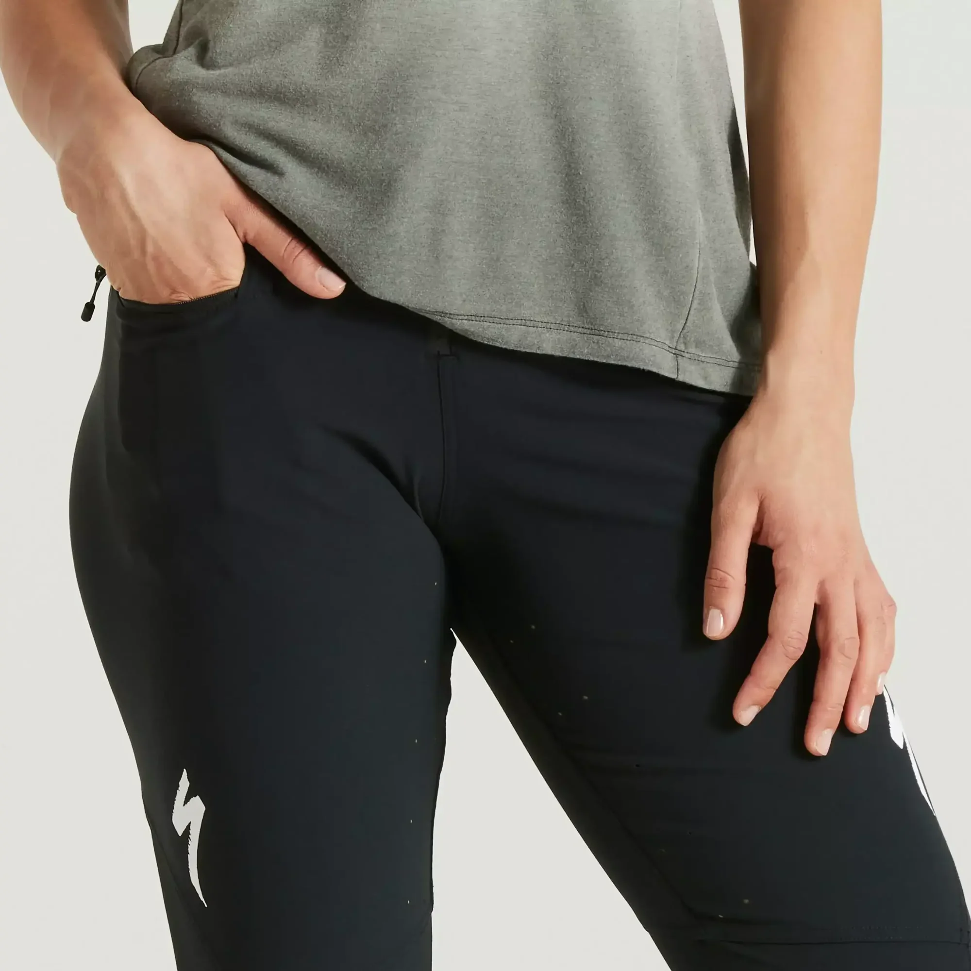 64222-080_APP_TRAIL-LOGO-PANTS-BLK-32_DETAIL1 trail logo pants