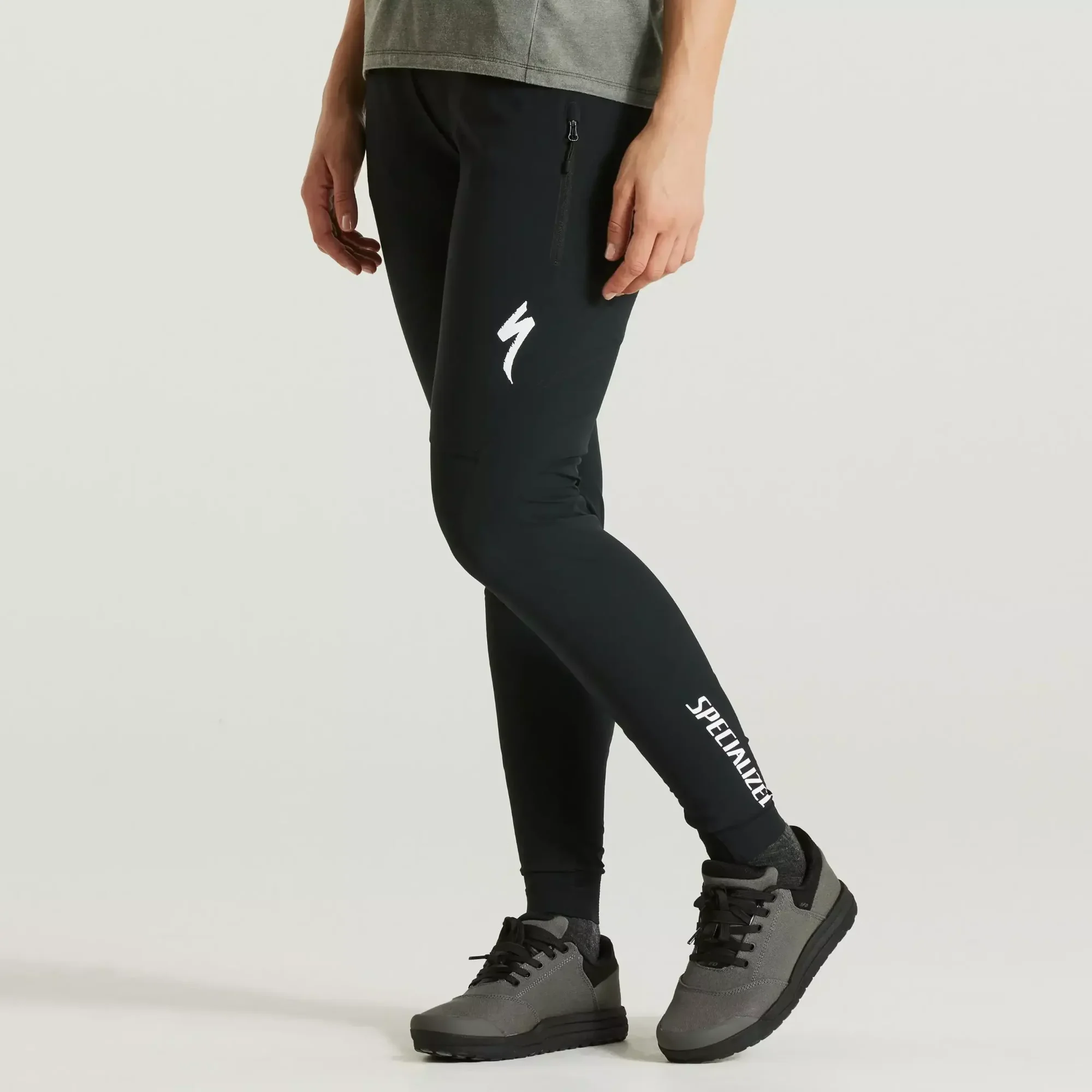64222-080_APP_TRAIL-LOGO-PANTS-BLK-32_FRONT-3-4 trail logo pants