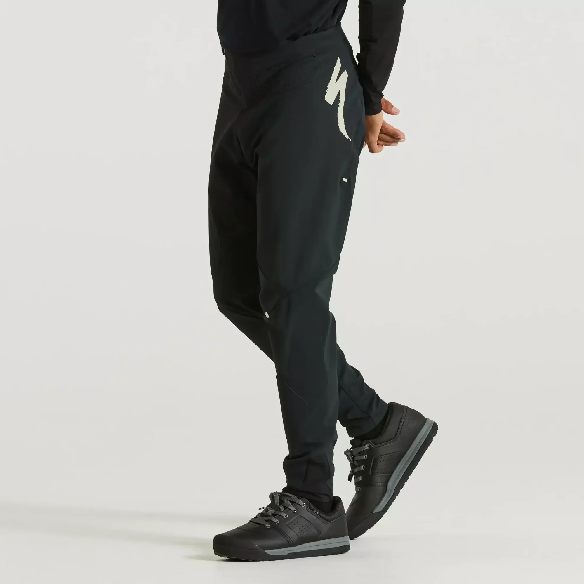 64222-090_APP_GRAVITY-PANT-BLK-32_FRONT-3-4 gravity pants