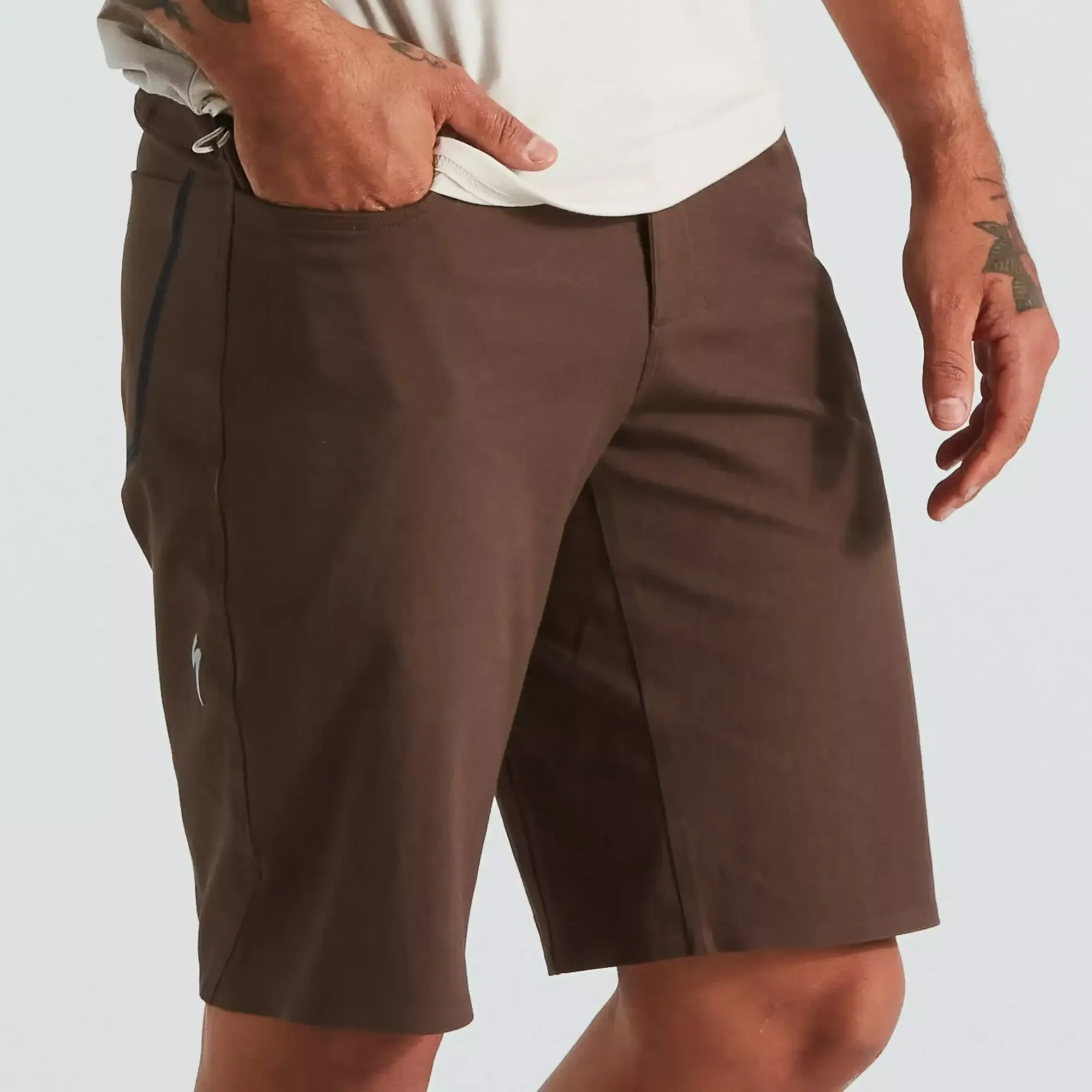 64222-6303_APP_ADV-SHORT-MEN-DOP-32_FRONT-3-4 men's adv shorts