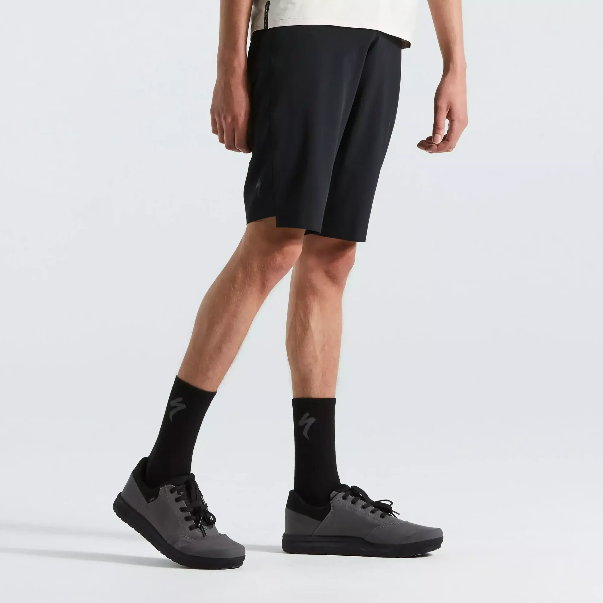 64222-8203_APP_TRAIL-CORDURA-SHORT-MEN-BLK-32_HERO_FRONT-3-4 64222 8203 app trail cordura short men blk 32 hero front 3 4