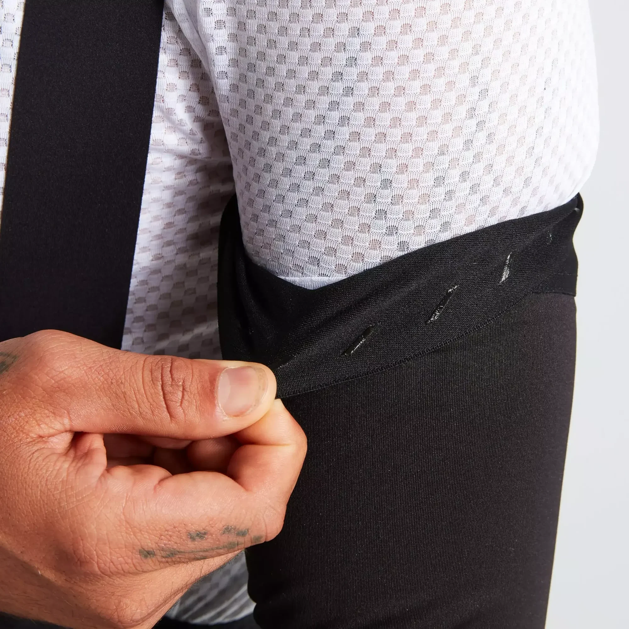 64322-000_APP_RACE-RAIN-ARM-COVER-BLK-M_BACK race rain arm covers