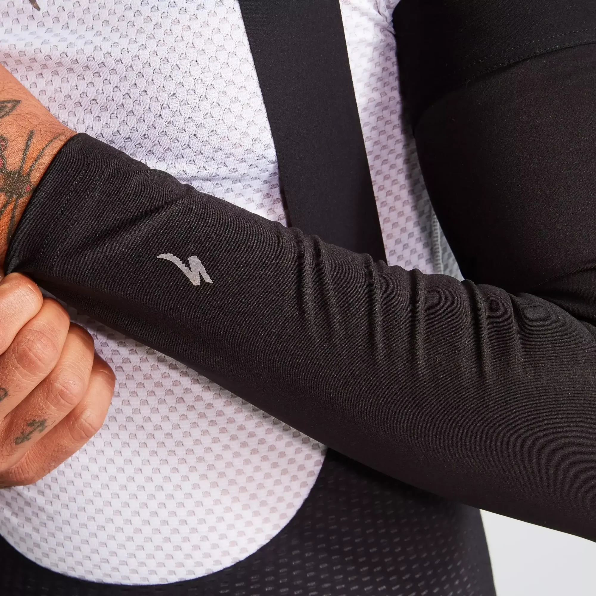 64322-000_APP_RACE-RAIN-ARM-COVER-BLK-M_DETAIL1 race rain arm covers