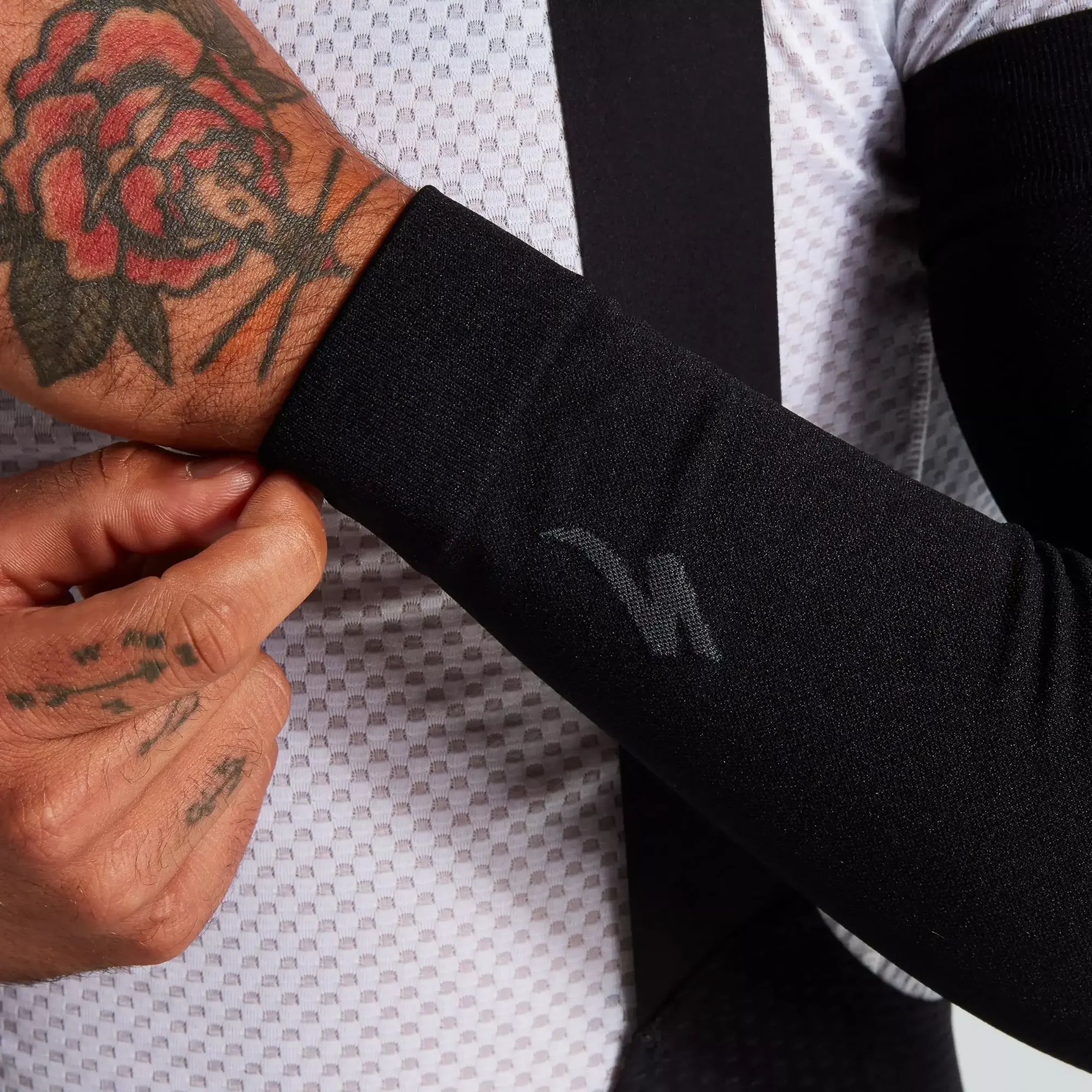 64322-510_APP_SEAMLESS-UV-ARM-COVER-BLK-M-L_DETAIL1 seamless uv arm covers