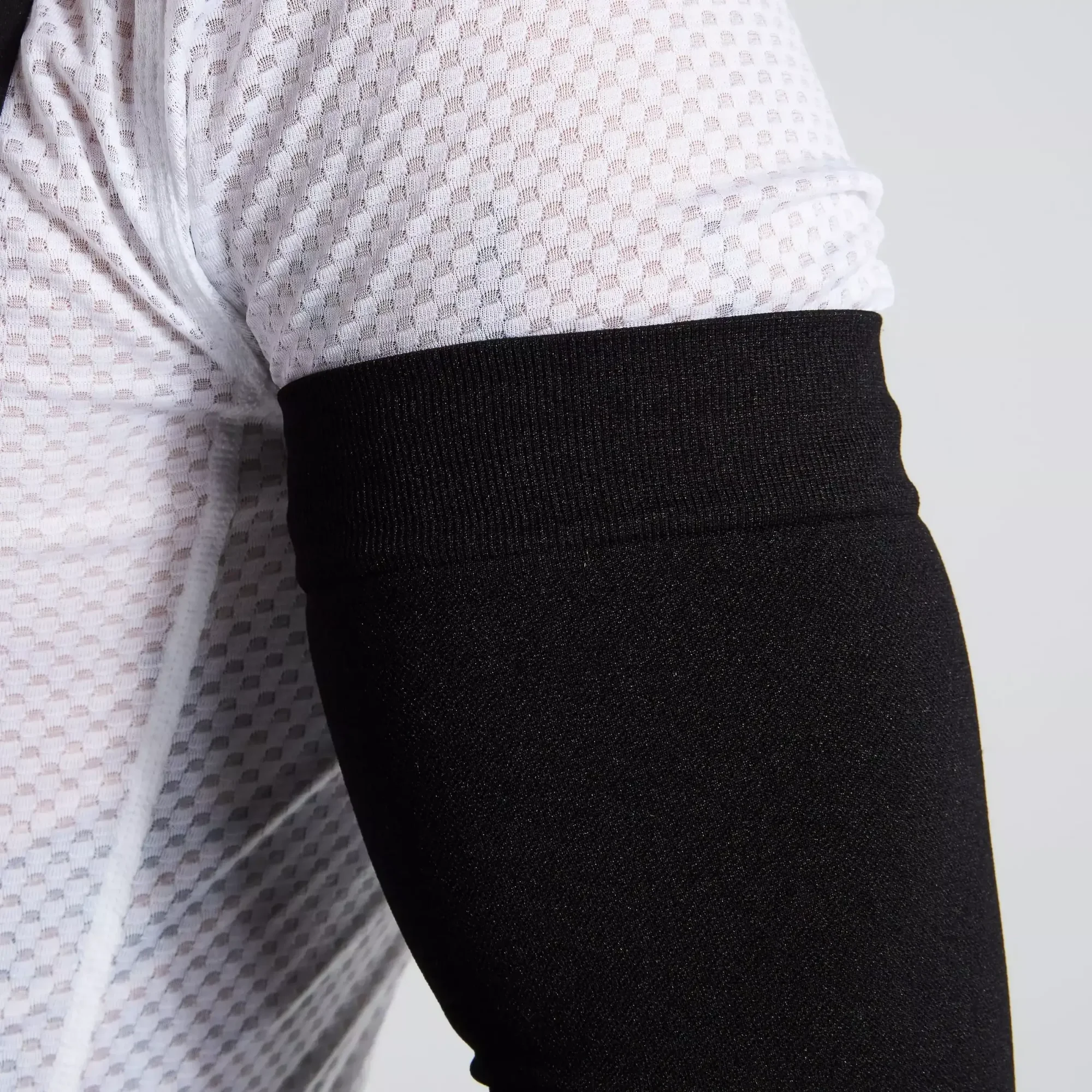 64322-510_APP_SEAMLESS-UV-ARM-COVER-BLK-M-L_DETAIL2 seamless uv arm covers