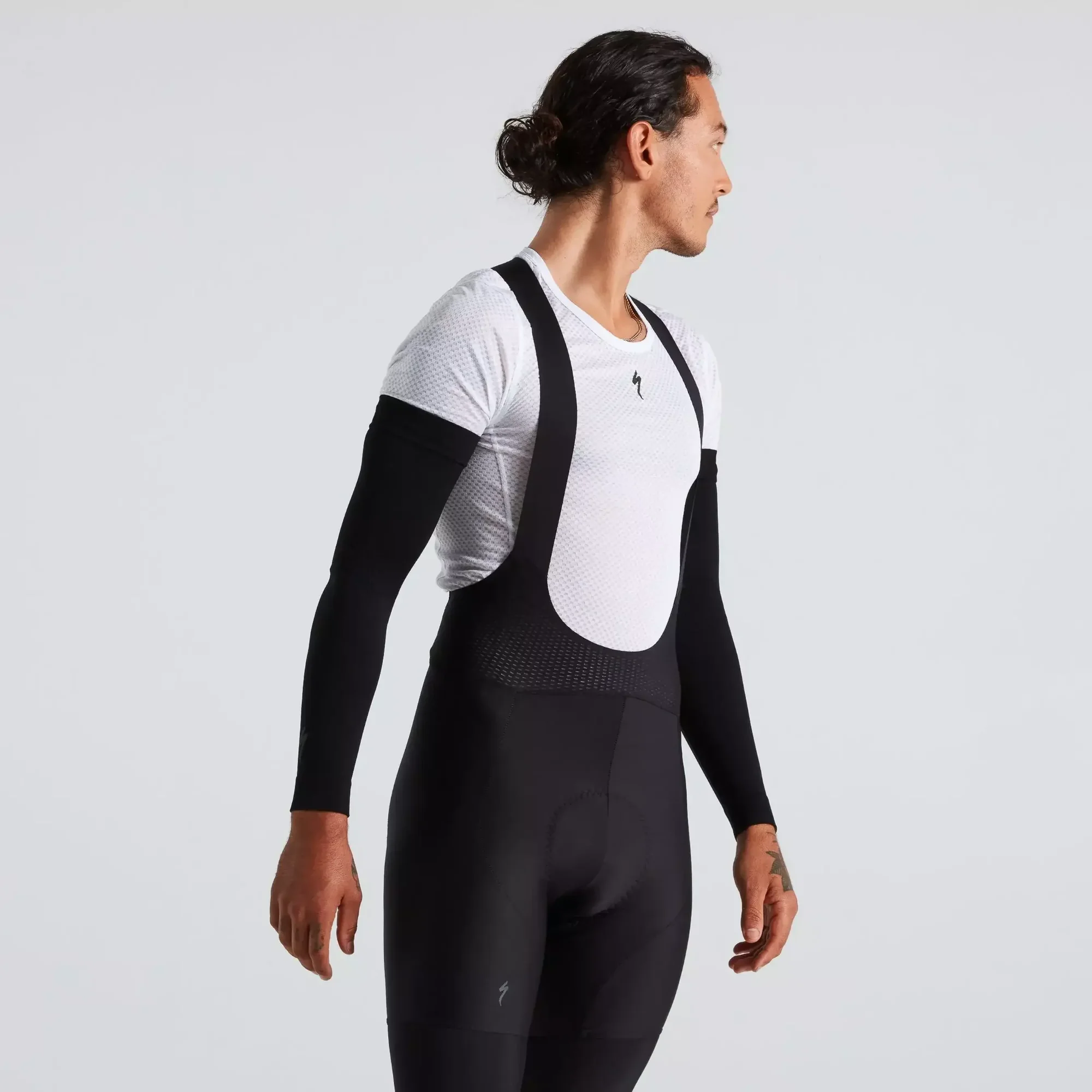 64322-510_APP_SEAMLESS-UV-ARM-COVER-BLK-M-L_FRONT-3-4 seamless uv arm covers