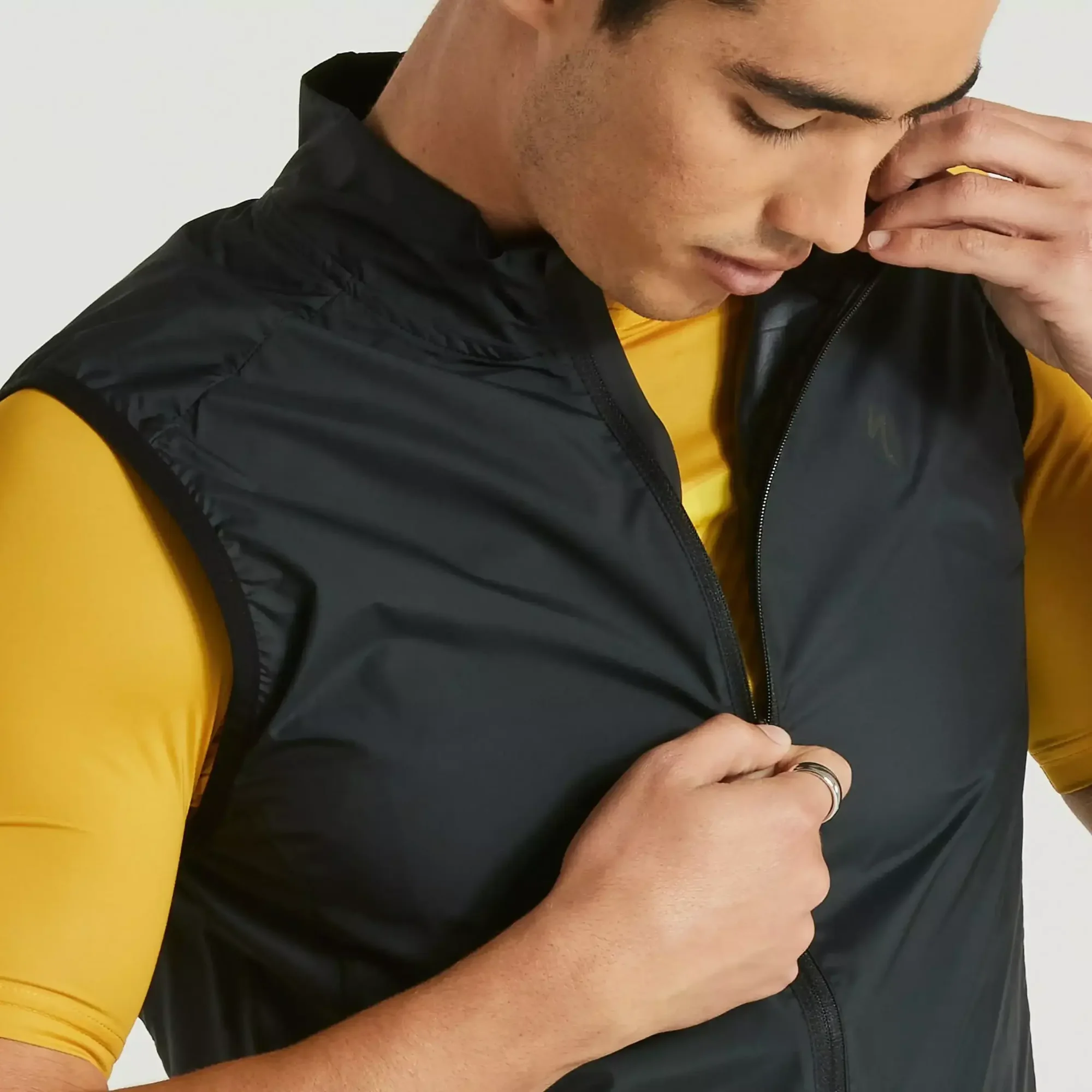 64421-200_APP_RACE-SERIES-WIND-GILET-MEN-BLK-M_DETAIL1 men's sl pro wind gilet