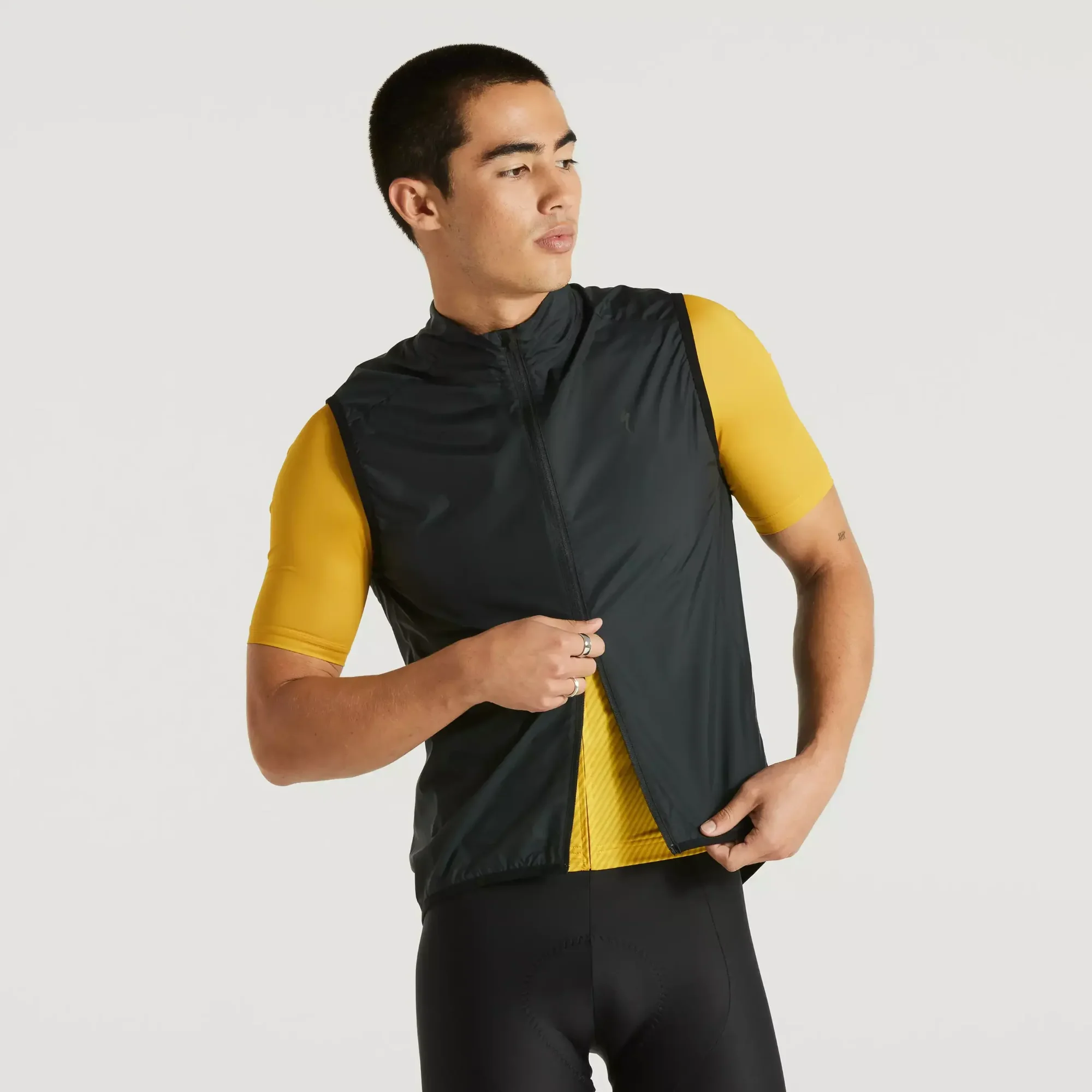 64421-200_APP_RACE-SERIES-WIND-GILET-MEN-BLK-M_FRONT men's sl pro wind gilet