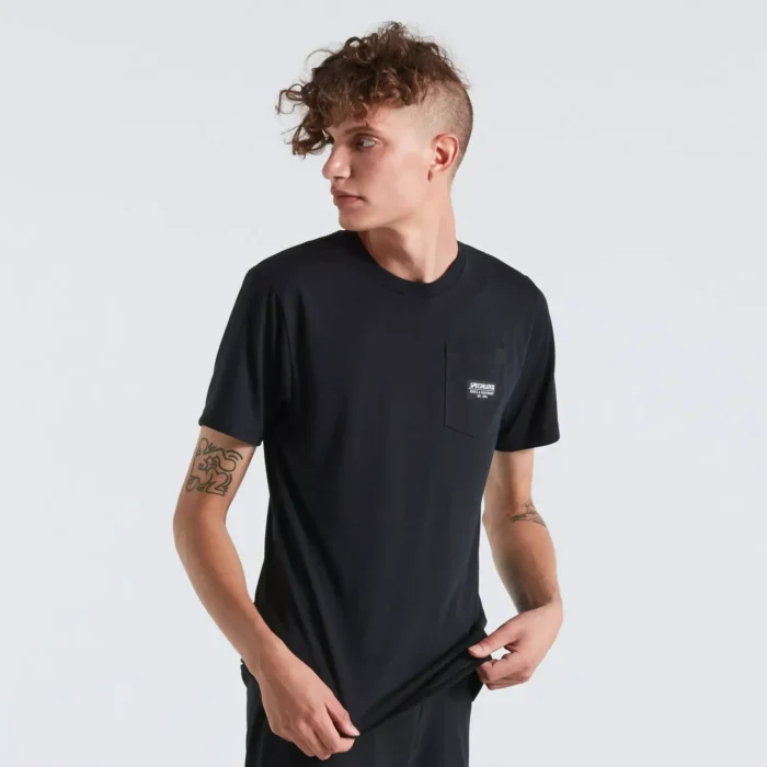 64622 072 app pocket tee ss men blk m front 3 4