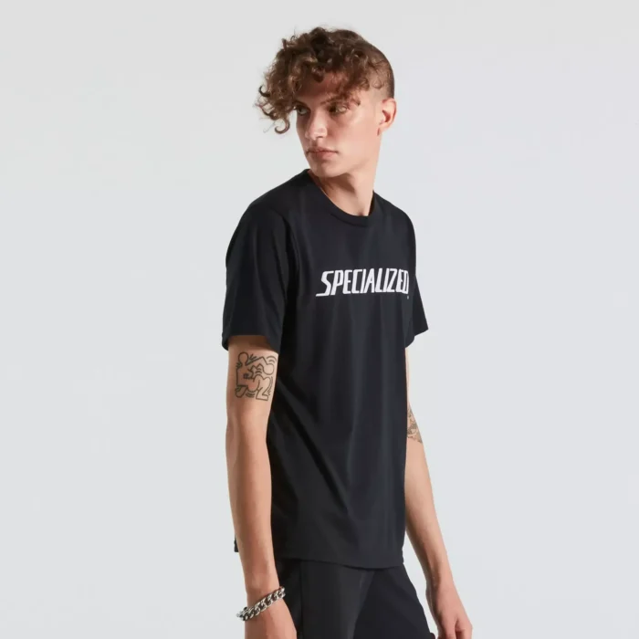 64622 363 app wordmark tee ss men blk m hero front 3 4