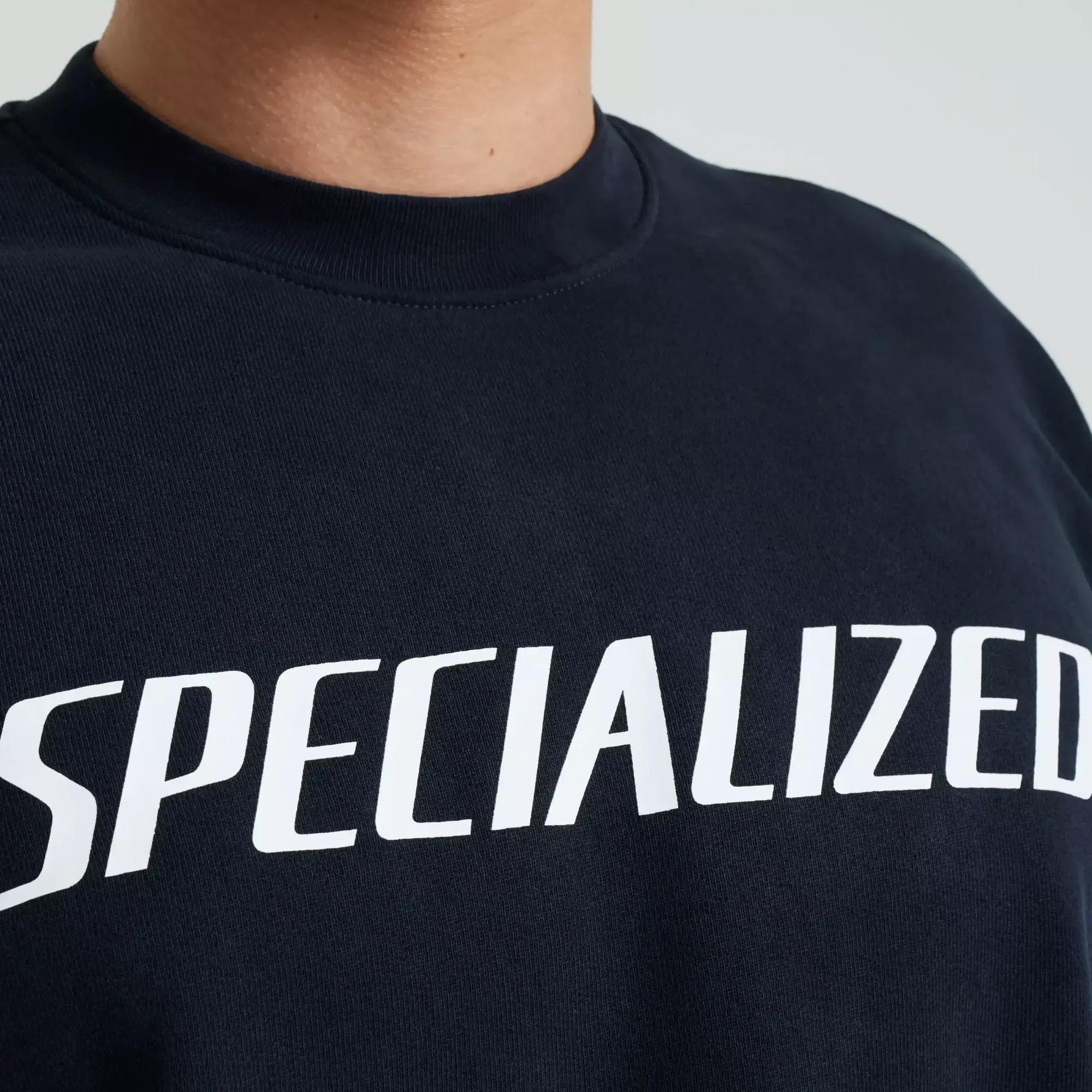 64623-690_APP_WORDMARK-CREWNECK-SWEATSHIRT-BLK_DETAIL1 wordmark crewneck sweatshirt