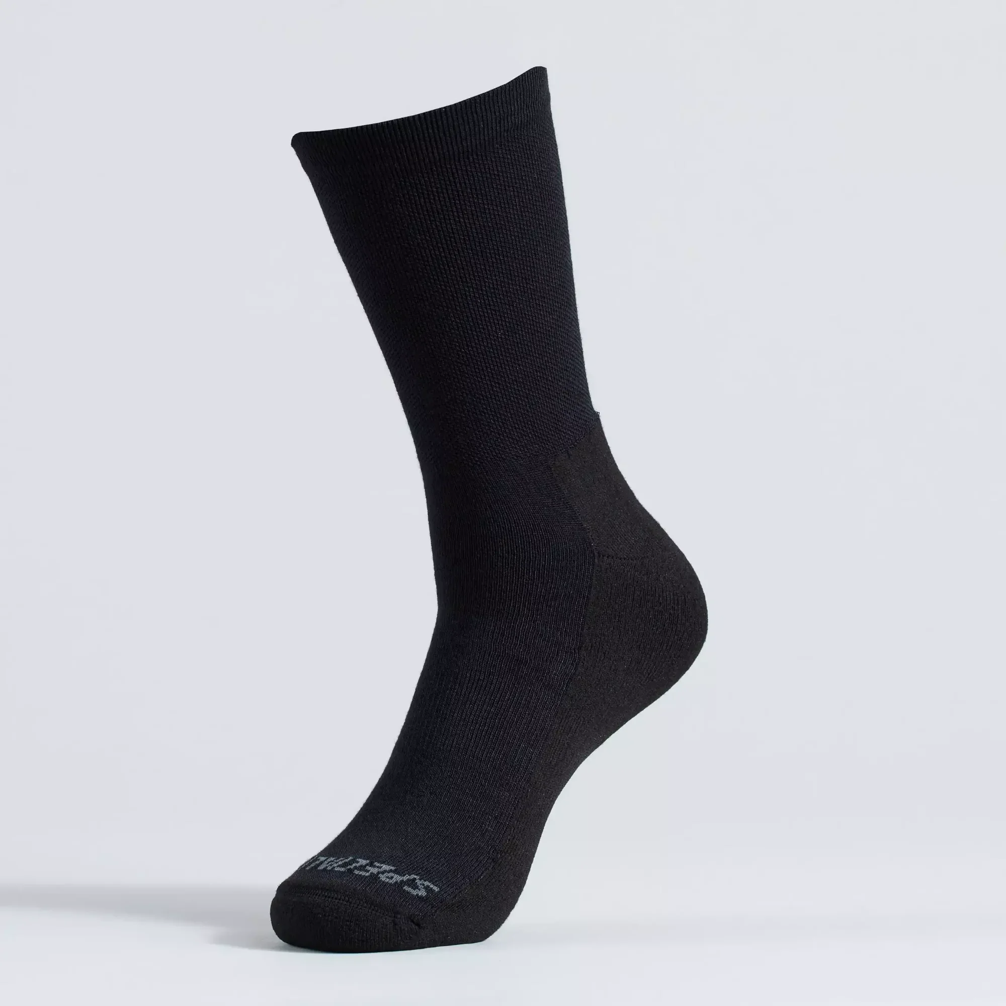64722-340_APP_PRIMALOFT-LIGHTWEIGHT-TALL-LOGO-SOCK-BLK-M_FRONT-3-4 64722 340 app primaloft lightweight tall logo sock blk m front 3 4