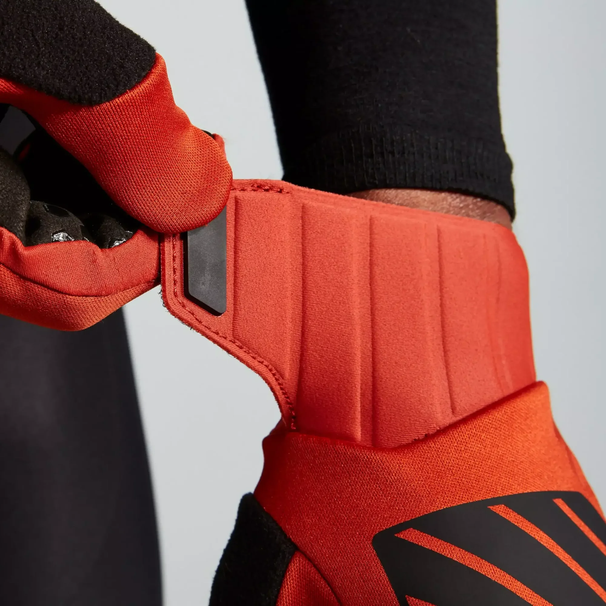 67221-431_GLV_TRAIL-SERIES-THERMAL-GLOVE-MEN-REDWD-M_DETAIL men’s softshell thermal glove