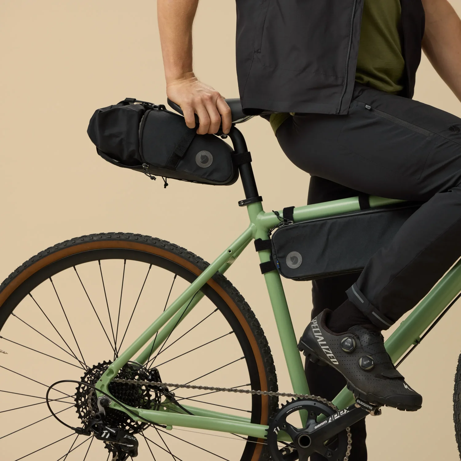 hoja_seat_drybag_10l_23200316-550_g_model_0684 fjällräven hoja seatbag drybag 10l