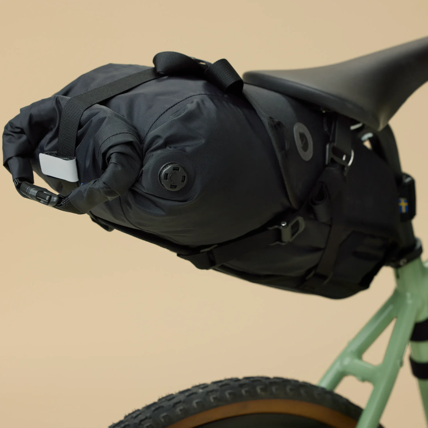 hoja_seat_drybag_16l_23200317-550_c_model_1210 fjällräven hoja seatbag drybag 16l